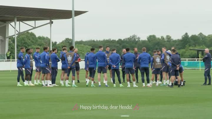 ジョーダン・ヘンダーソンのインスタグラム：「Thanks for all the birthday messages. No singers in the squad that’s for sure. 🤣🎈🏴󠁧󠁢󠁥󠁮󠁧󠁿」