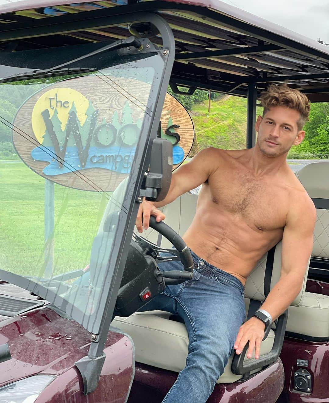 マックス・エマーソンさんのインスタグラム写真 - (マックス・エマーソンInstagram)「AHHHHH THEY GAVE ME A SPARE GOLF CART TO TERRORIZE @THEWOODSCAMPRGROUND #ad」6月18日 3時11分 - maxisms