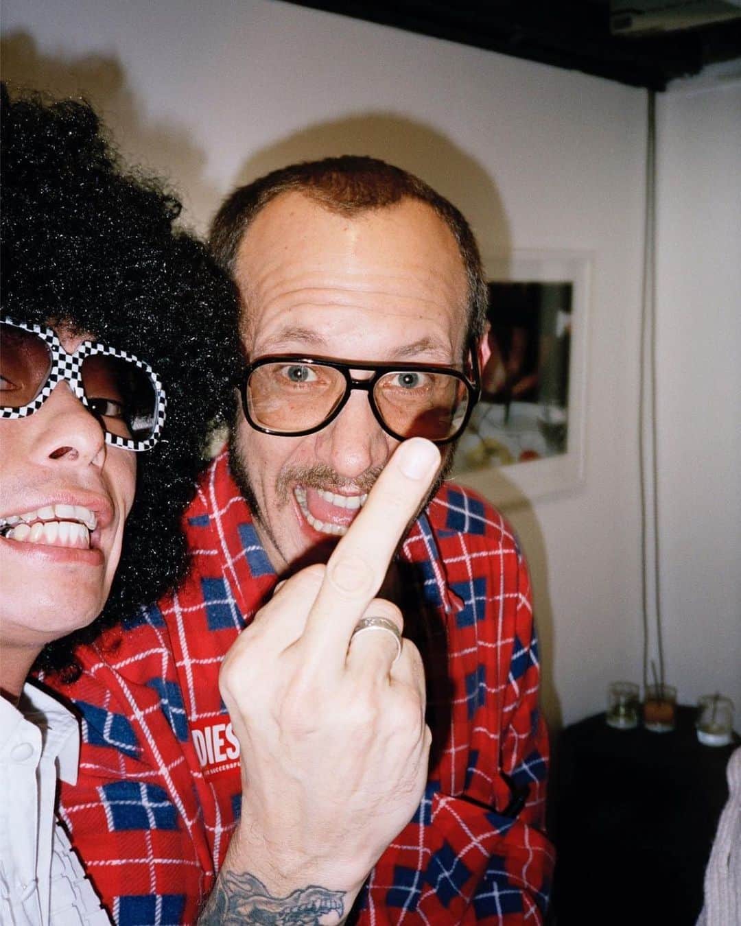 新田桂一のインスタグラム：「皆様！ 今日からですよ！  Repost from @unfollow.jp • 6.18 start Event Details  【Terry Richardson archive shop】  センセーショナルな性表現で知られるファッションフォトグラファー  Terry Richardson(テリー・リチャードソン)。 今イベントではARCHIVE SHOPと銘打ち2010年代後半に突如として姿を消した(消された)彼の過去の作品や、 マガジン、アートTシャツなどのコレクションを展開。 UNFOLLOW TOKYO / OSAKA  にて6/18より開催 @terryrichardson   【“NITTA KEIICHI × UNFOLLOW” special collaboration T-SHIRT Release】  写真家 新田桂一と UNFOLLOWのコラボレーションが実現。  UNFOLLOW ART COLLECTIONとして今回フィーチャーしたのは、 巨匠テリー・リチャードソンのアシスタントを6年間務めたフォトグラファー ”新田桂一”  昨今はIPC（国際パラリンピック委員会）× WOWOW パラリンピックドキュメンタリーシリーズ「WHO I AM」のキービジュアルを担当し、 時代のポップアイコンを被写体にファッションやアート、 広告に至るまで多方面で活躍するファッショナブルでパッショナブルなフォトグラファーだ。  そんな新田桂一氏の世界各国でシューティングした過去の作品や、師であるTerry Richardson氏の写真をLOS ANGELES APPARELのボディに落とし込んだアートなTシャツが発売。  UNFOLLOW TOKYO / OSAKA 、ECサイトにて 6/18発売開始  @keiichinitta   【素敵眼鏡MICHIO “VINTAGE TEARDROP”  collection】  テリー・リチャードソン氏のアイコンであるティアドロップ。 今回、Terry Richardson archive shopに欠かすことのできないこちらは、 ヴィンテージやアンティーク眼鏡を主として取り揃えた、横浜に店舗を構える“素敵眼鏡MICHIO”より、 精選された1点物のヴィンテージティアドロップを展開。  UNEOLLOW TOKYO にて6/18より展開開始 @niceglassesmichio   【PHENOMENON archive shop】  デザイナー オオスミタケシ氏が、SHAKKAZOMBIEのメンバー Big-Oとして音楽活動を行う傍ら、約12年にわたって手がけてきた PHENOMENON（フェノメノン）。  音楽やカルチャーを大胆に融合し、オオスミ氏自身を体現するようなアイテムを PHENOMENON collector @fach1015 より厳選。  新田桂一氏が撮影を行った オオスミタケシ氏の宣材写真と共に展開される。  UNEOLLOW TOKYO にて6/18より開催。 @unfound.jp @phenomenon_tokyo   ………………………………………………………………………………⁣ Contact: UNFOLLOW⁣ ▶︎ TOKYO 03-3486-0906⁣ ▶︎ OSAKA 06-6635-5005」