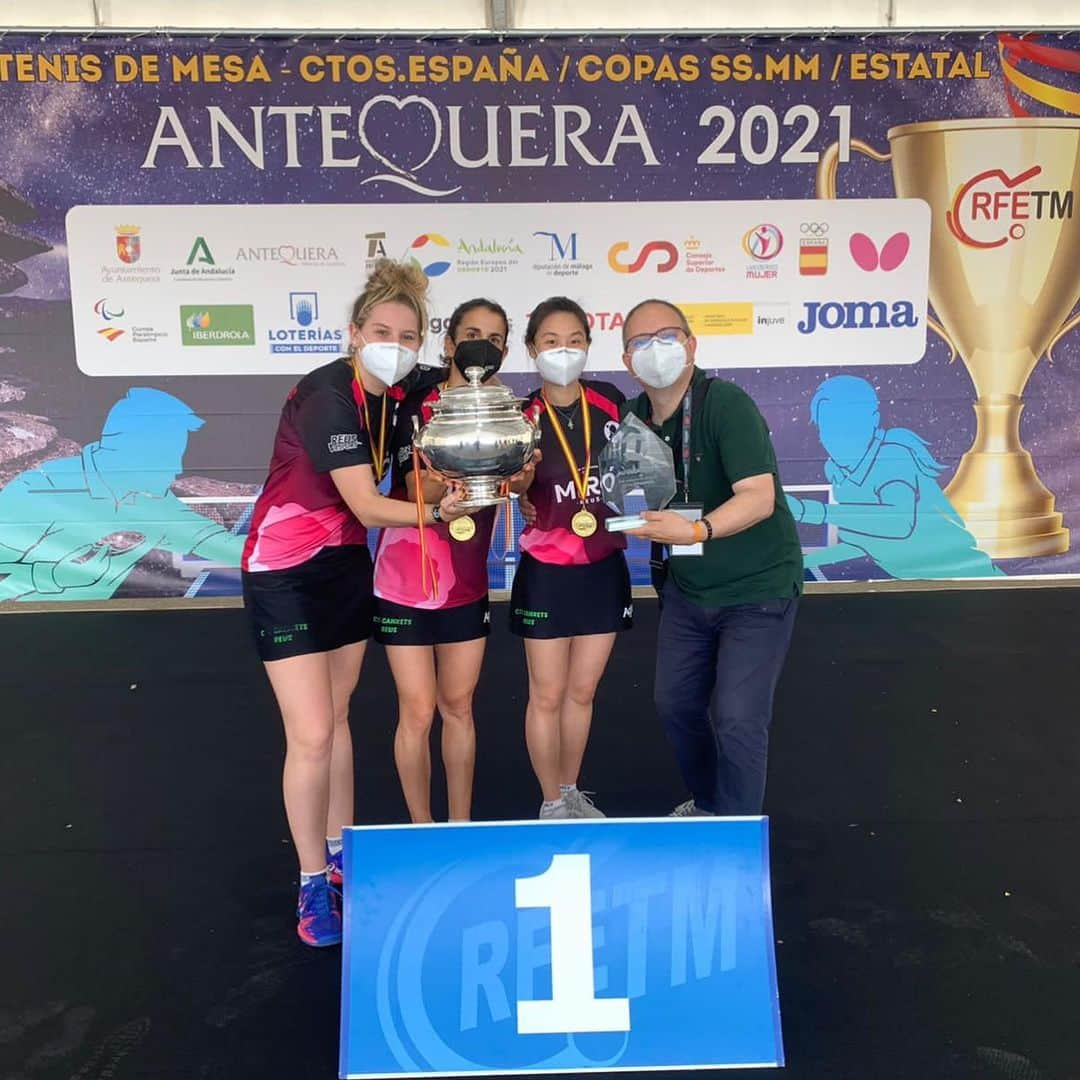 ジェシカ・ヤマダのインスタグラム：「Y enterminamos la temporada en España🇪🇸con el oro🥇🏆 en la Copa de la Reina👑 y la prata🥈en los Playoffs! Muchas gracias a mi club Reus @cttganxets por la oportunidad de representarlos, a mis teammates @sararamirezbermudez , @anastasiiakolish6428 y @anaissalpin por cada partido, cada batalla y cada momento que pasamos juntas, a Svetlana por siempre apoiarnos, a nuestro presidente @jcvirgili por todo profissionalismo y esfuerzo y a todos que estan por nossotras! Fue un año dificil y, asi mismo, logramos cerrar con llave de oro. Muchas gracias a todos!  #campeonas#espana#spain#copadelareina#reus#ganxets#tenisdemesa#gratitud @jjyamadatabletennis  @jjyamadabutterflybrazil @matchpointtabletennis  @itaim.keiko.jjyamada」