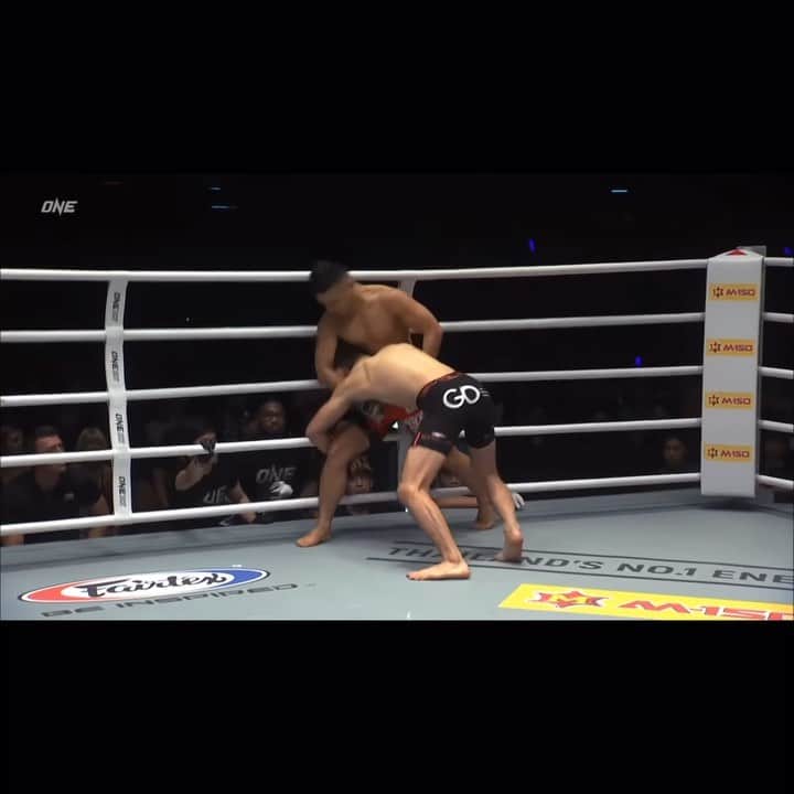 青木真也のインスタグラム：「肩固め #onechampionship #shinyaaoki#armtrianglechoke ＃肩固め#jiujitsu #submissions #mma #格闘技 #タイ」