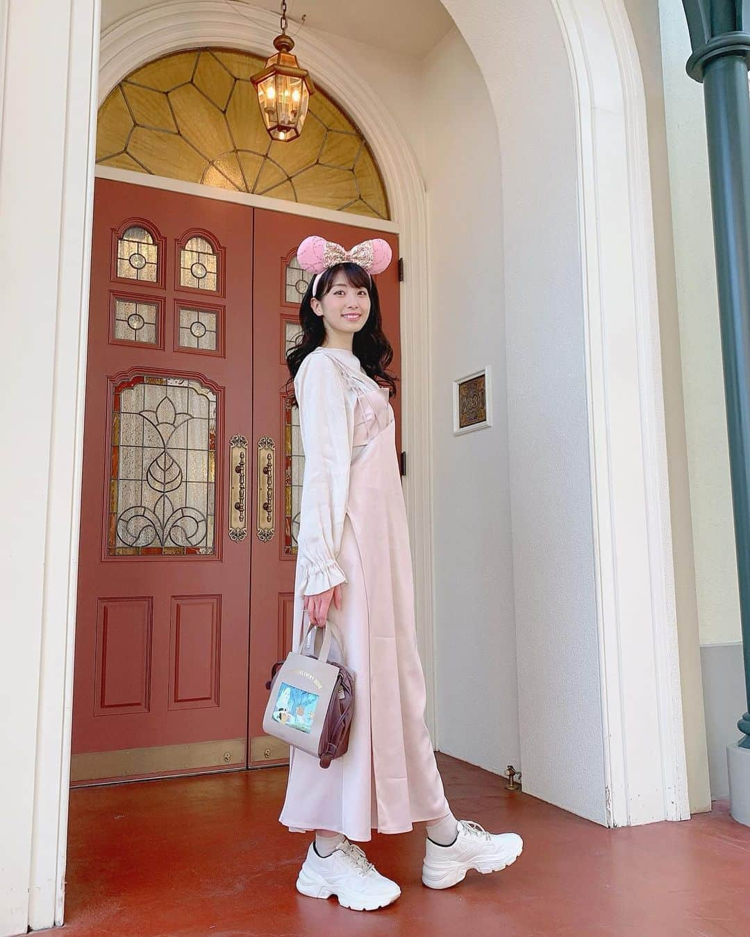 関根ささらさんのインスタグラム写真 - (関根ささらInstagram)「CLUB33の前で…♡ ちょっと前の写真🥺🥺🙏 . . #海外ディズニー のカチューシャに合わせてゆるりと #オーロラバウンド したよ👸🏼💓 . . バッグ👜は沙織さん @saori_kizuki からの誕生日プレゼント🎁💓可愛いいい！！！有難うございます🥰🥰🙏✨ . . #ディズニーバウンド #ディズニーコーデ #ディズニーランド #東京ディズニーランド #東京ディズニーリゾート #ディズニーグラム #オーロラ姫 #オーロラ #ディズニープリンセス #ディズニーカチューシャ #海外ディズニーグッズ #disneyland #tokyodisneyland #tokyodisneyresort #tdl #tdr #disneyoutfit #disneyoutfits #disneyprincess #クラブ33 #club33 #disneyclub #accommode」6月18日 13時14分 - sasarasekine