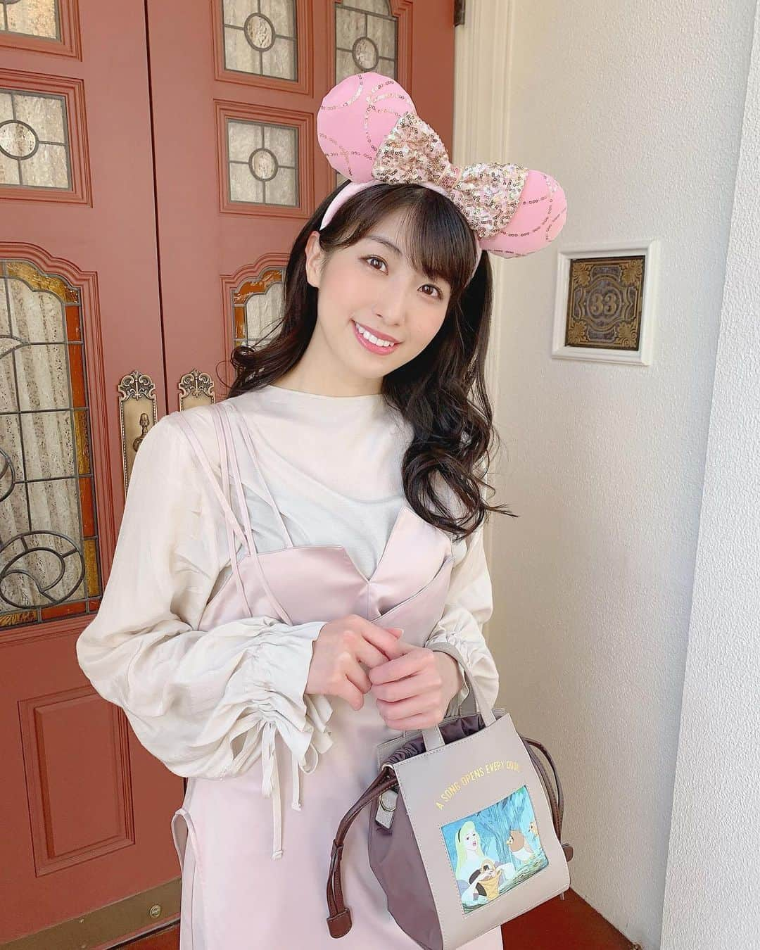 関根ささらさんのインスタグラム写真 - (関根ささらInstagram)「CLUB33の前で…♡ ちょっと前の写真🥺🥺🙏 . . #海外ディズニー のカチューシャに合わせてゆるりと #オーロラバウンド したよ👸🏼💓 . . バッグ👜は沙織さん @saori_kizuki からの誕生日プレゼント🎁💓可愛いいい！！！有難うございます🥰🥰🙏✨ . . #ディズニーバウンド #ディズニーコーデ #ディズニーランド #東京ディズニーランド #東京ディズニーリゾート #ディズニーグラム #オーロラ姫 #オーロラ #ディズニープリンセス #ディズニーカチューシャ #海外ディズニーグッズ #disneyland #tokyodisneyland #tokyodisneyresort #tdl #tdr #disneyoutfit #disneyoutfits #disneyprincess #クラブ33 #club33 #disneyclub #accommode」6月18日 13時14分 - sasarasekine