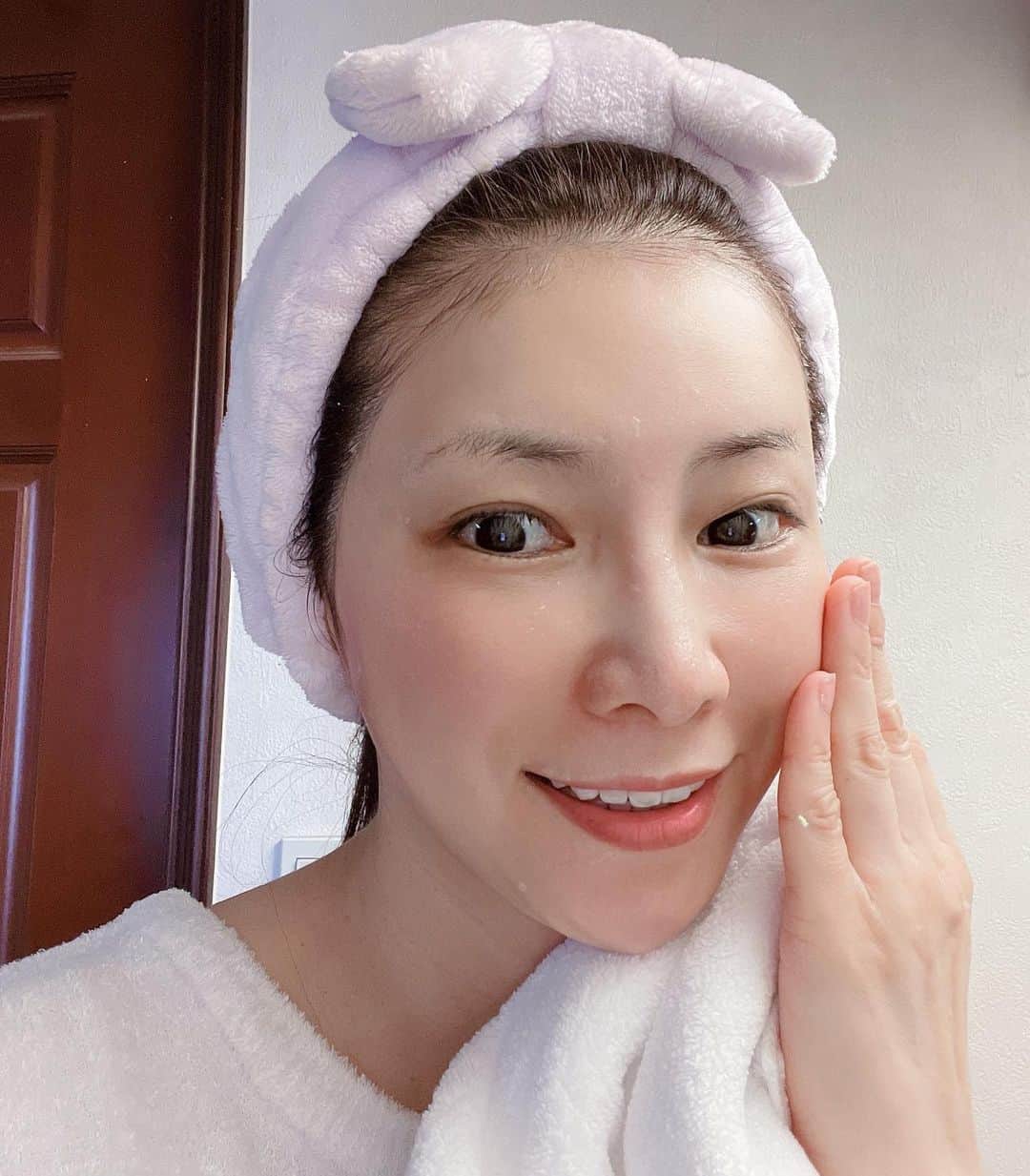 水谷雅子さんのインスタグラム写真 - (水谷雅子Instagram)「最近愛用している洗顔フォーム「ミツハダフェイスウオッシュ」 洗い上がりがとても気持ちがいいのでみなさんに紹介しますね。 洗顔フォームもたくさん種類がありますから悩みませんか？ 一度使ってみないとわからないですしね。 夏の時期は毛穴に皮脂がたまりやすく、キレイに落ち切れてないと毛穴が目立ちたるみの原因にもなりかねません。 この洗顔フォームはきめ細かな弾力のある泡立ちで、洗浄力に優れながらも肌にやさしい洗い心地なので気に入っています。 肌の汚れをやさしく取り除き、洗い上がりがさっぱりして潤いを保ちながら肌を整えてくれるのが嬉しいですよね。 毛穴を目立たなくするだけでなく、洗い流してもしっとりすべすべ、うるおいが続くお肌に導いてくれますよ。 私は泡立てネットでたっぷりの泡を作り、お肌を包み込むようにやさしく洗っています。 その後、水またはぬるま湯ですすぎ残しのないようによくすすぎます。 洗った後の化粧水も浸透がよく、モチモチ肌に仕上げてくれます。 肌美人の基本は洗顔からですよ！😉✨✨ masakoサロンに詳しく紹介していますので、 よかったら見て下さいね❣️ #洗顔フォーム#潤い洗顔 #気持ちよく洗い上がる#美肌洗顔# #肌しっとりすべすべ  #ミツハダ#毛穴ケア#泡洗顔 #水谷雅子#水谷雅子beautybook50の私」6月18日 14時04分 - mizutanimasako