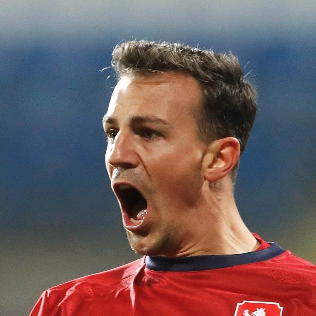 ヴラディミール・ダリダのインスタグラム：「Když jsem byl dítě, většinou jsem byl všude nejmenší. To platilo i ve fotbale. V patnácti jsem se vůbec nedostával do základu. Byl jsem o zhruba 20 centimetrů menší než většina mých spoluhráčů. Svůj handicap jsem se ale snažil kompenzovat tvrdou prací a šikovností s míčem. Vyplatilo se to. Teď jsem kapitán českého nároďáku. Where some see limits, I see new avenues to change lives. @adidasfootball #createdwithadidas   📸 ČTK/AP/Petr David Josek」