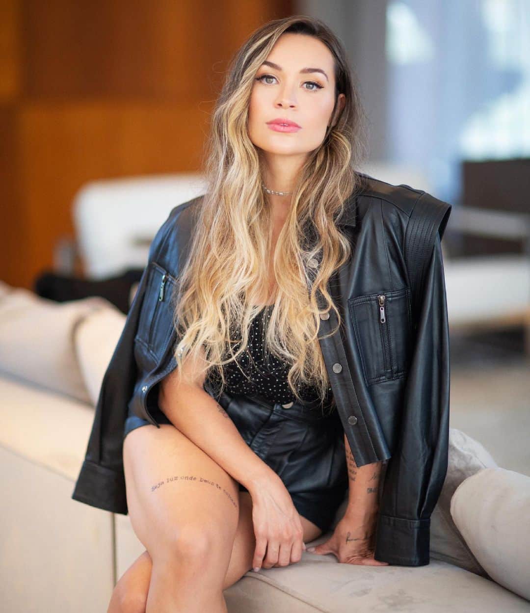のインスタグラム：「Aiiiii gente to me achando! Quem ama usar preto como eu?! 🖤」