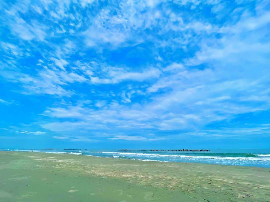 吉山りささんのインスタグラム写真 - (吉山りさInstagram)「🌅  おはようございます😍🏖🐠  ♪だ〜れも居ない海😚💕  本気でテトラしかいない😍😍😍  今日もよろしくお願いしま〜す🧜🏻‍♀️💗   #beautiful 💘 #吉山りさ #海 #海大好き #愛海   #lovesea #cean #oceanview  #フリーモデル #女子旅 #一人旅 #モデル #model  #sky  #view  #Japanese #バスタオル女子 #バスタオルモデル #温泉ソムリエ #お風呂 #温泉モデル #温泉女子 #温泉旅館 #写真 #撮影モデル #photography #温泉旅行 #旅行 #日本の風景    #blue」6月18日 6時55分 - oreorerisa