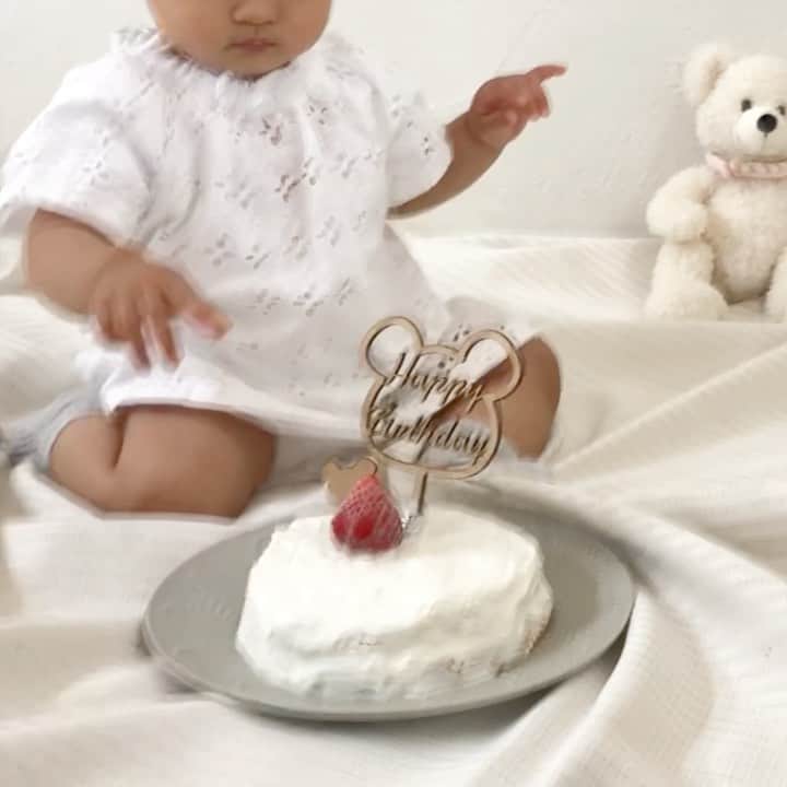 遠山雄也のインスタグラム：「. おはよう😎 今日はヘアメイクの為サロンはお休みです💤 . . . 娘、1歳になりました🎂 . おめでとう🎈 . . 妻がつくった、子供も食べれるケーキのモグモグ動画をどうぞ . あいかわらず元気です👍🏼 . . . . #生後365日 #女の子ベビー #ケーキと娘 . . . . #育児記録 #子供のいる暮らし #生後1歳 #生後1歳0ヶ月  .」