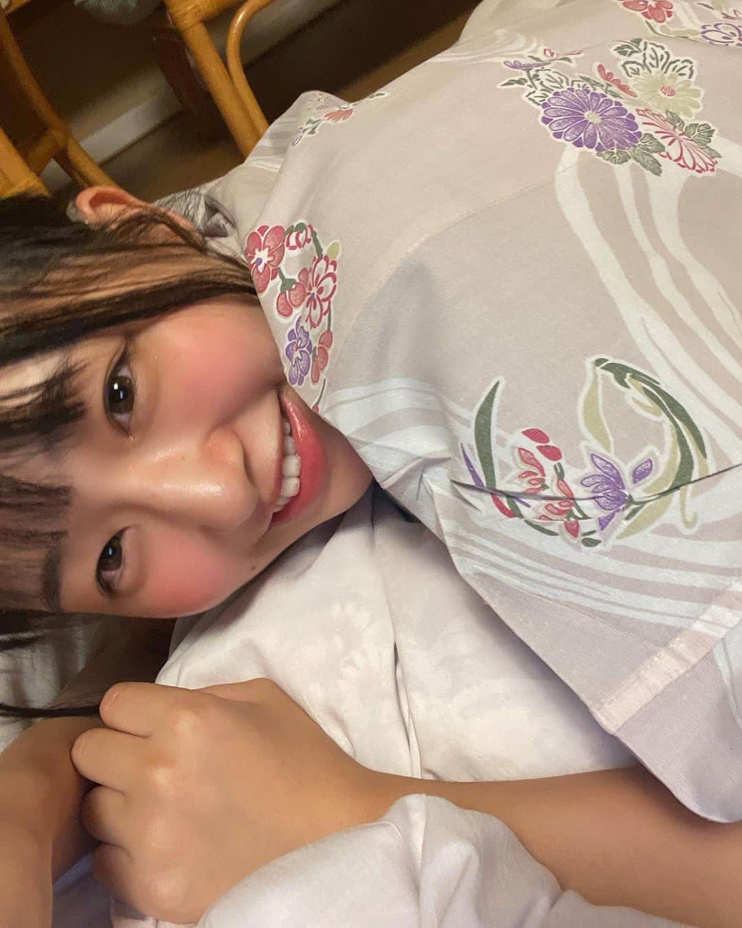 我妻ゆりかさんのインスタグラム写真 - (我妻ゆりかInstagram)「おはよっ朝だね〜！☀️  旅館で撮った自撮りが添い寝してるみたいってすごい好評だったからこっちでも載せる〜💖  #彼女感  #浴衣 #浴衣女子 #旅館 #一人旅」6月18日 7時46分 - wagatsuma_yurika