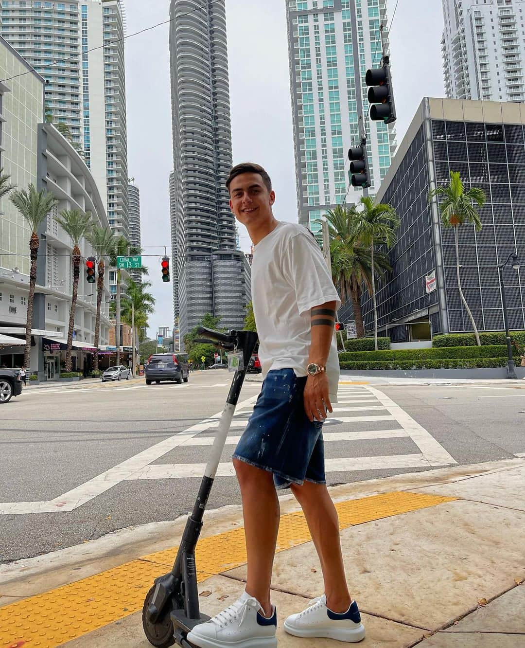 パウロ・ディバラさんのインスタグラム写真 - (パウロ・ディバラInstagram)「Paseando ando 🛴🌴」6月18日 7時54分 - paulodybala