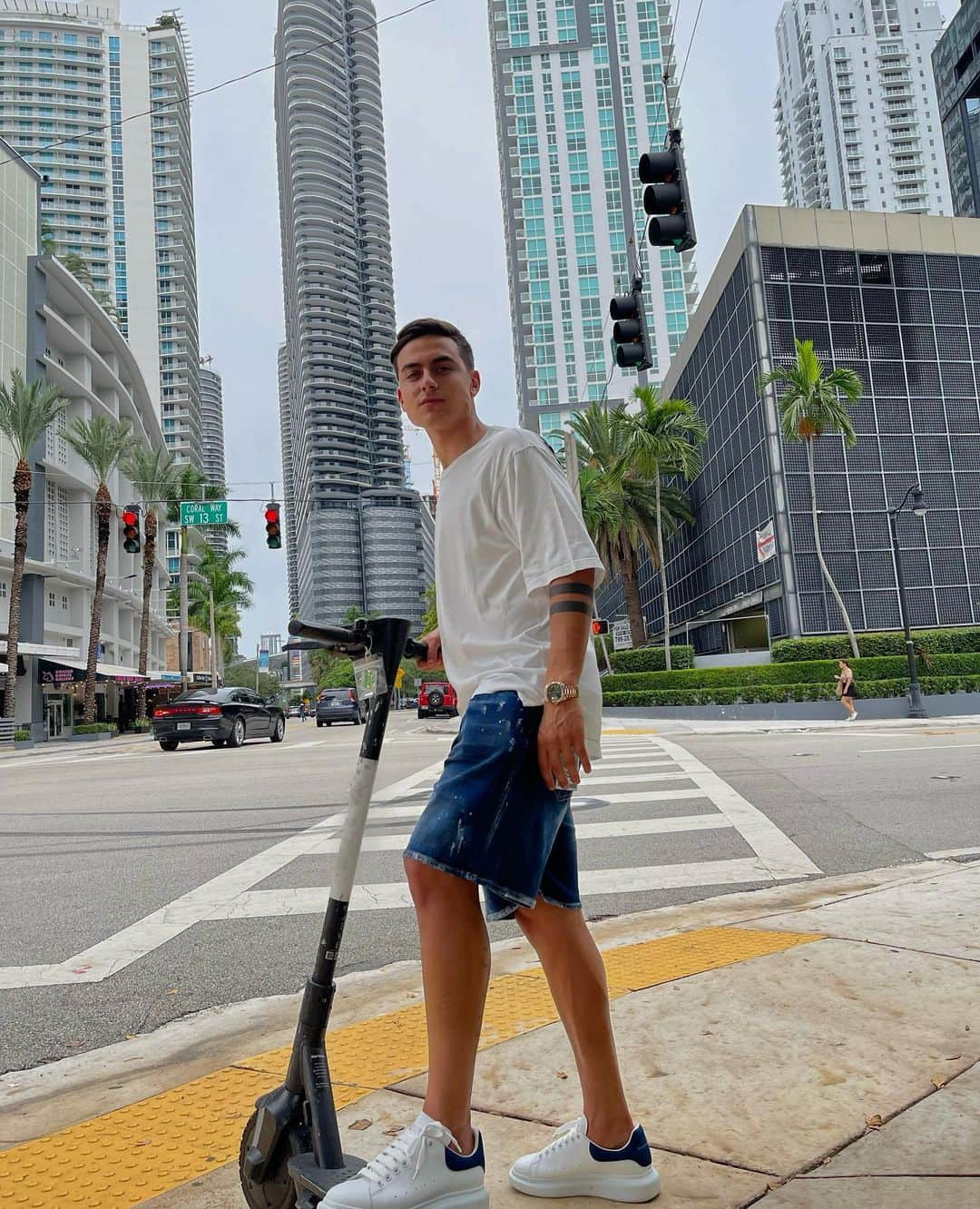 パウロ・ディバラさんのインスタグラム写真 - (パウロ・ディバラInstagram)「Paseando ando 🛴🌴」6月18日 7時54分 - paulodybala