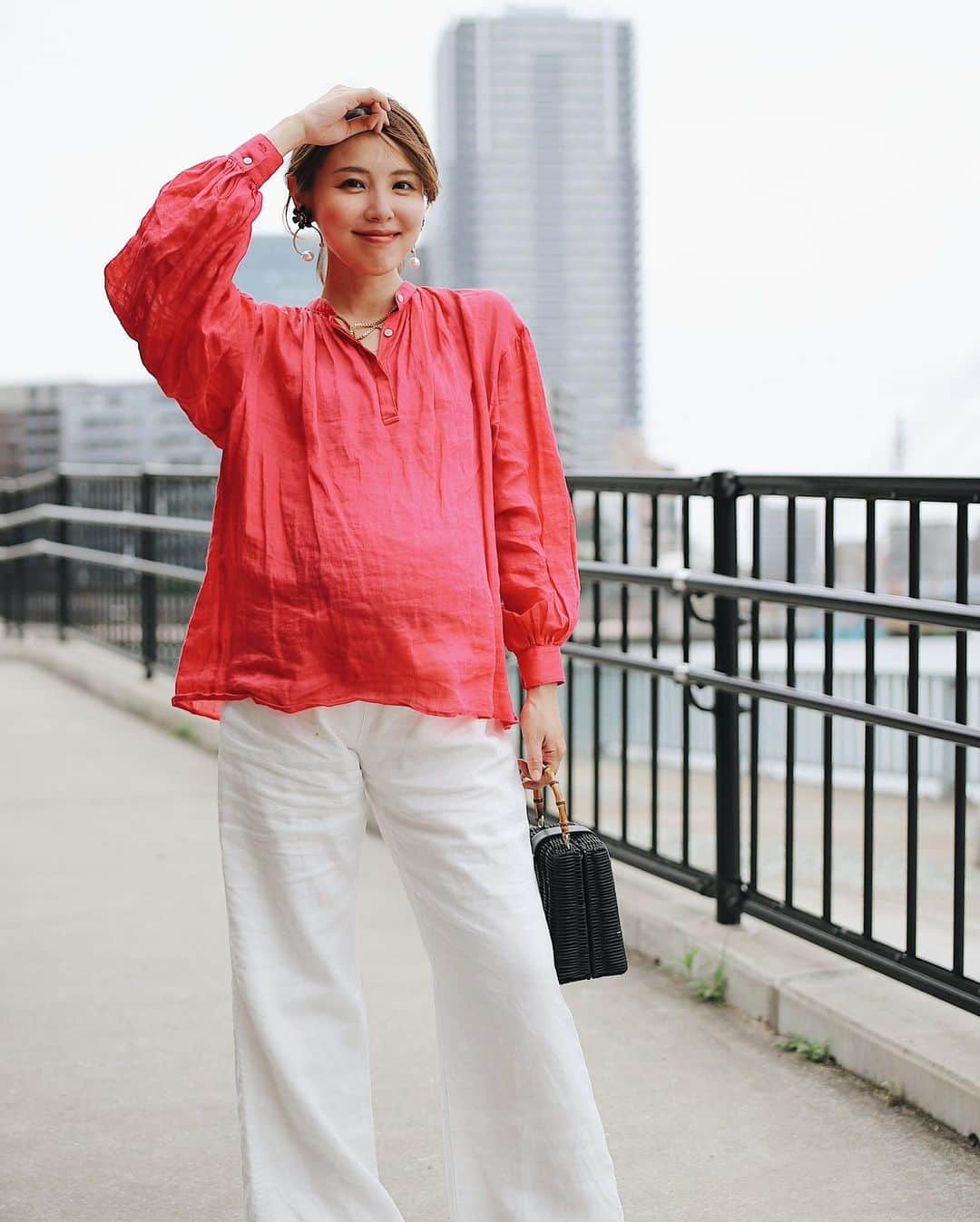 小松あやのインスタグラム：「. #マタニティーコーデ  　 きっと最後であろうマタニティーコーデ🤰 せっかく撮ったので載せちゃいます。笑　 　 tops ▶︎ @unitedarrows_official  bottoms ▶︎ @calvinklein  bag ▶︎ @zara  　 #妊婦コーデ #妊婦ファッション #マタニティーライフ #マタニティコーデ #妊婦服 #ぷんにーコーデ #ざらじょ #zarafashion #zarawomen」
