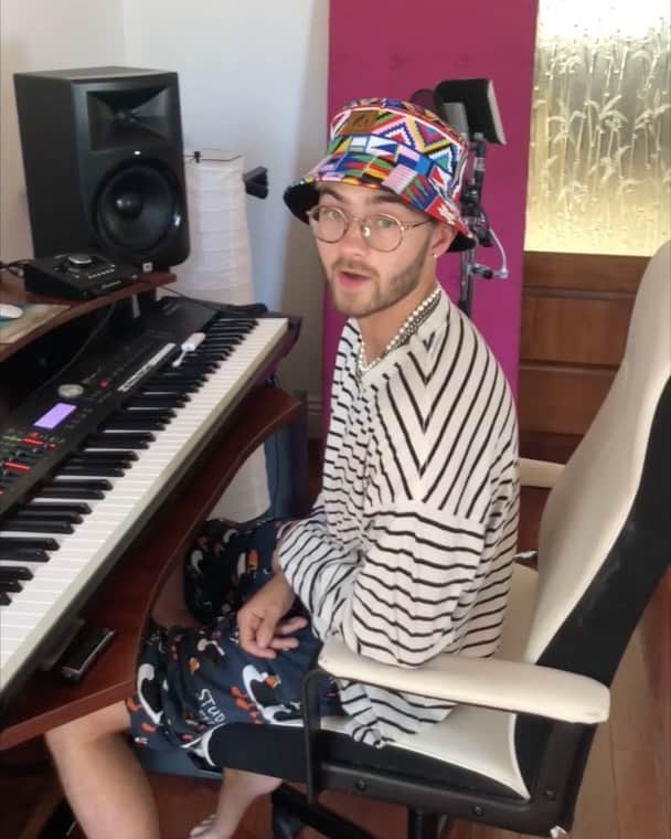 ジャック・ジョンソンのインスタグラム：「Calling all producers and artists! Download the stems to my latest track ‘Money Memories’ on @audiusmusic starting tomorrow. You’ll be able to upload your version thru the platform, I wanna see what you guys got… get creative, who knows maybe we will release one of them as an official remix! 🤷🏼‍♂️」