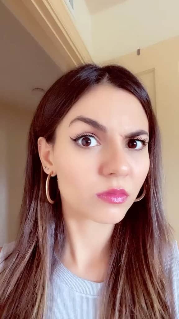 ヴィクトリア・ジャスティスのインスタグラム：「😯🤔😟 Some of my best work yet... the eyebrow wave is back baby」