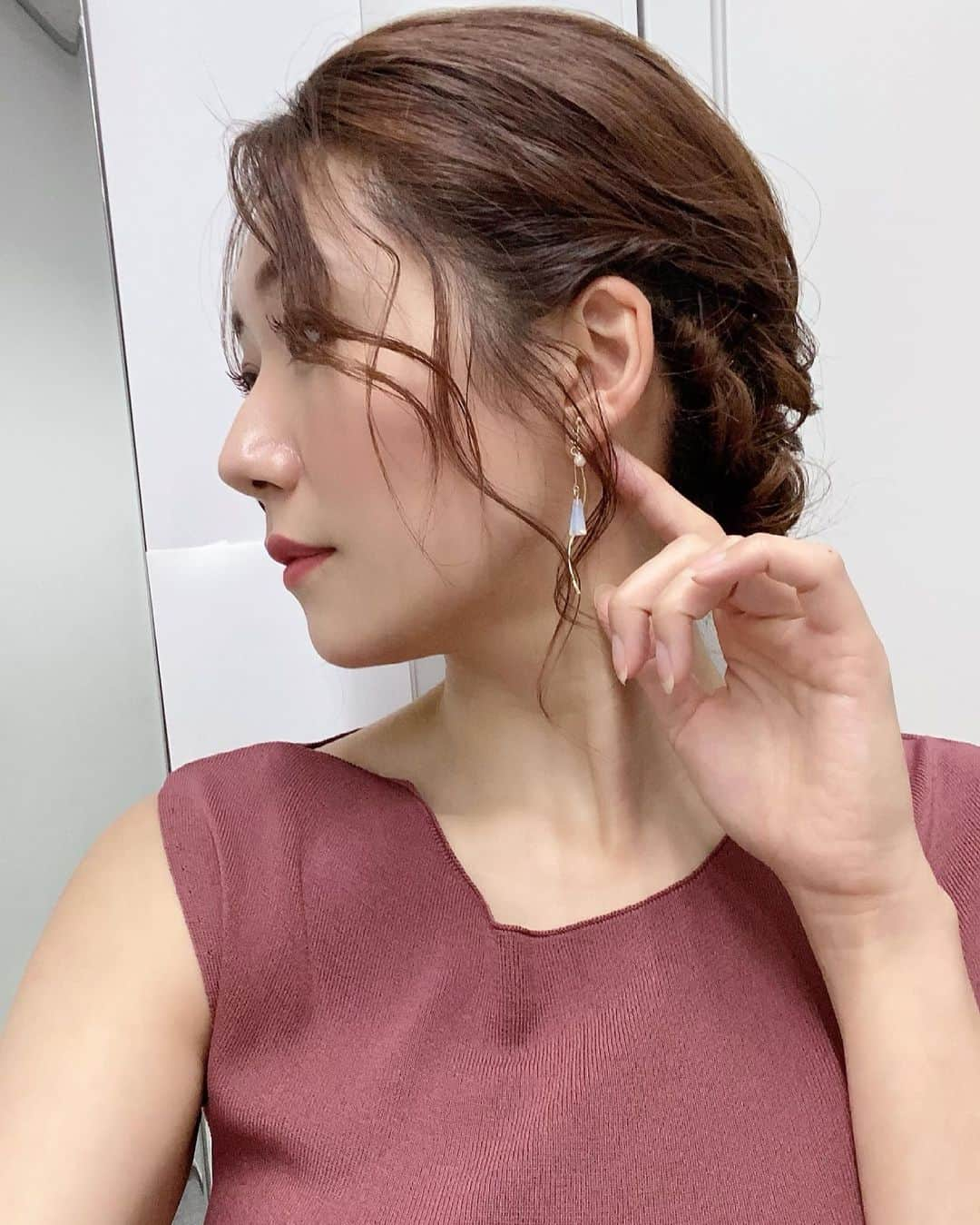 穂川果音さんのインスタグラム写真 - (穂川果音Instagram)「hair style  アップヘアだよ♪  #hairstyle #hairarrange #アップヘア　#アベプラ　#abematv #シニョン　#イヤリング　#earrings   #穂川果音  #気象予報士　#下めアップ  #綺麗めアレンジ 　#まとめ髪」6月18日 9時52分 - hokawakanonn