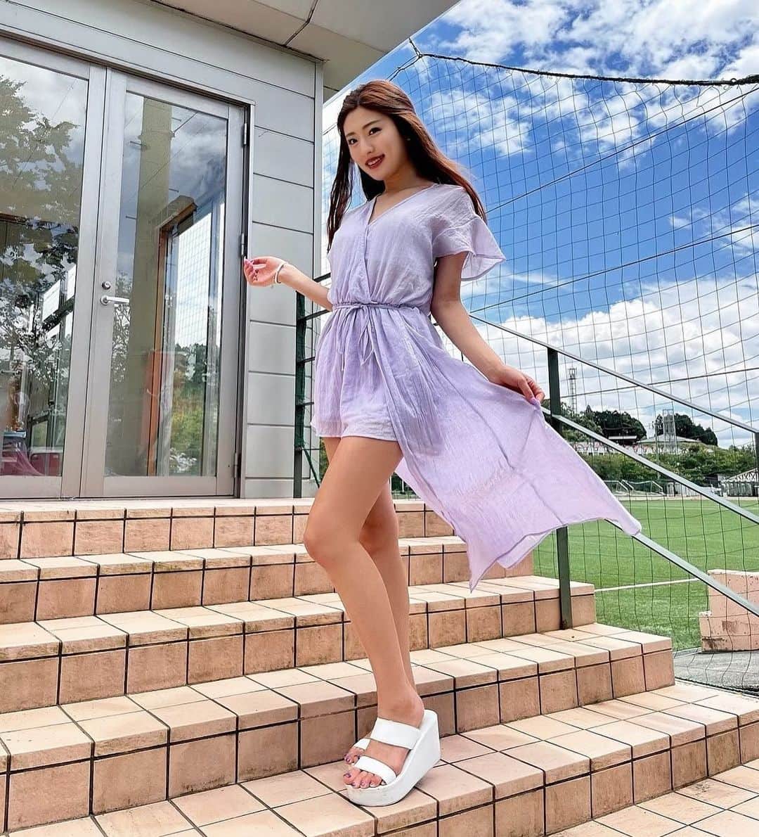 MIYABIのインスタグラム：「おはよう御座います💜  ミヤビカラーワンピース👗 足も手も紫ネイルで💅purpleマンになってるの😎🤣  天気良いのは今日だけみたいで、なんだかとっても嬉しいです🌼🌈  皆様ステキな1日を😘  #cyberjapan #サイバージャパン  #cjd_miyabi #ミヤビーム  #ミヤビコーデ」
