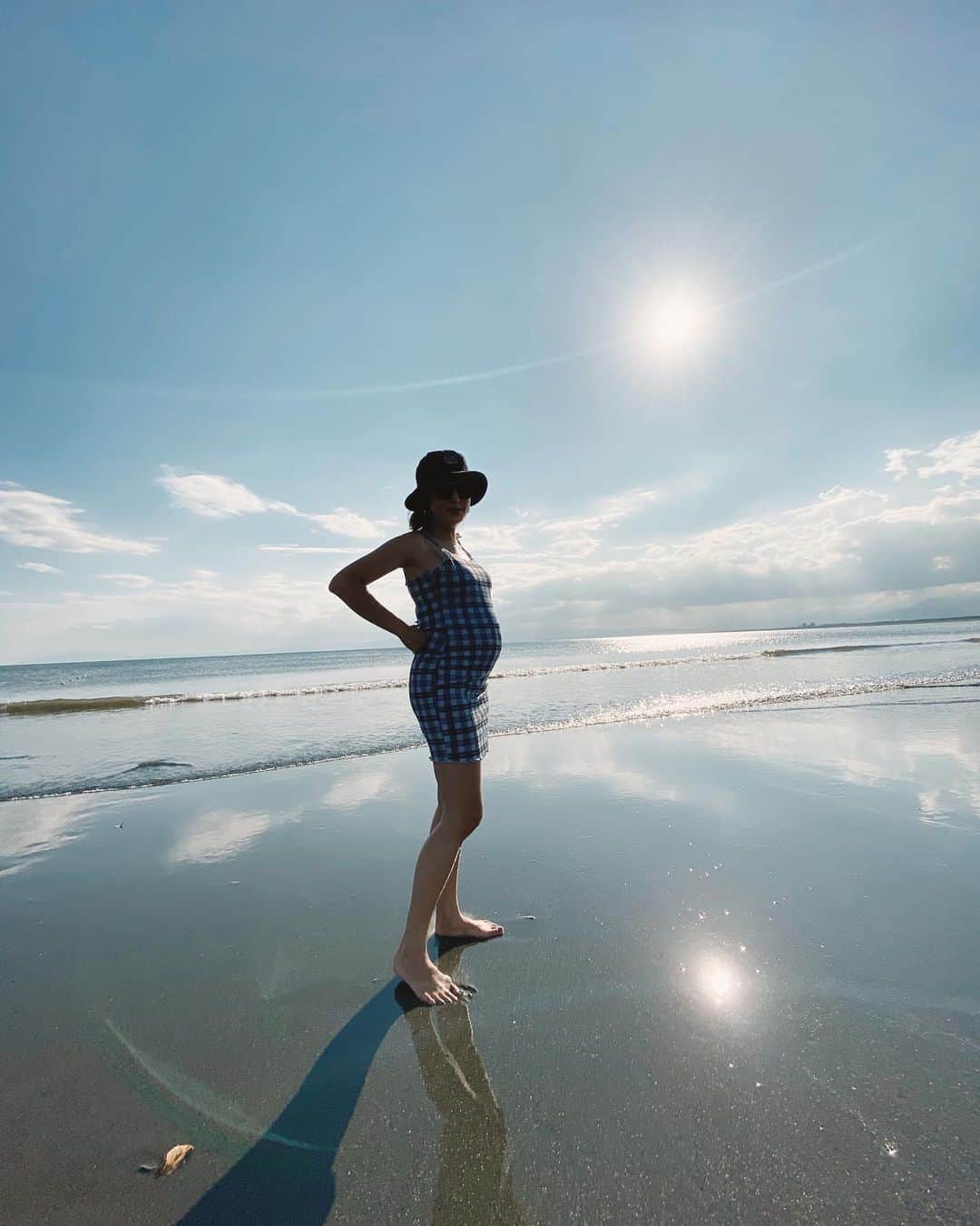 堀舞紀のインスタグラム：「🦋 . . . #27weekspregnant  . . . 海で泥遊び🏖していた時 キャニオが撮ってくれた写真🤳 いい感じ🥴 . . . もぉ 楽すぎてワンピしか 着てない。 . . ここまで出てたら妊婦🤰🏽にしか見えないから(おそらく) ピチピチのだって着てやる😂 . . 滑稽承知！！ 伸びる素材万歳🙌🏾！！ . . #妊婦コーデ #マタニティコーデ #妊婦記録　#妊娠7ヶ月 #ヨボヨボ妊婦 #pregnancyphoto  #マタニティ記録  #妊娠中期 #beach」