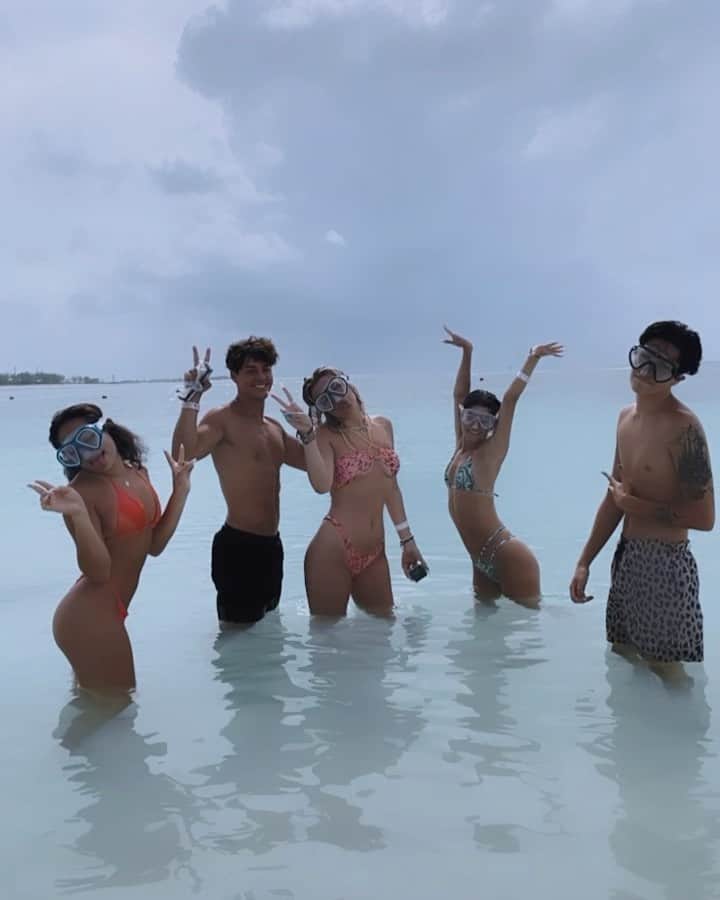のインスタグラム：「/ i forgot to post this on my story yesterday 😮🌴 -  •••• also i made a spam acc @eslava」