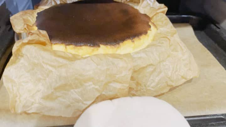 英玲奈のインスタグラム：「昨日は久しぶりに、 #baking #バスクチーズケーキ　を。 お菓子作りってタイミングが大事だから赤ちゃんいたら難しいけど、これは途中で多少放置しても大丈夫だから作れる！ 途中で娘に呼ばれて若干分離気味でしたが良しとしようw  めちゃくちゃ手の込んだお菓子を作っていたあの頃は、 貴重な時間だったのだなと実感。 娘が小学生になった頃にはまた、 #シャルロットオポワール とか作りたい。  #ていねいな暮らし #季節を感じる暮らし#からだにいいこと#料理 #からだにやさしいごはん #おうちごはん#家族の健康守りたい#10年後の健康の為に#無添加#無化調#オーガニック#低gi #美腸活#趣味生活#料理家#erenakitchen #娘#daughter#生後6ヶ月#女の子ママ#girlmom#女の子ベビー#girlbaby#親バカ部#毎日が特別#赤ちゃんのいる生活」