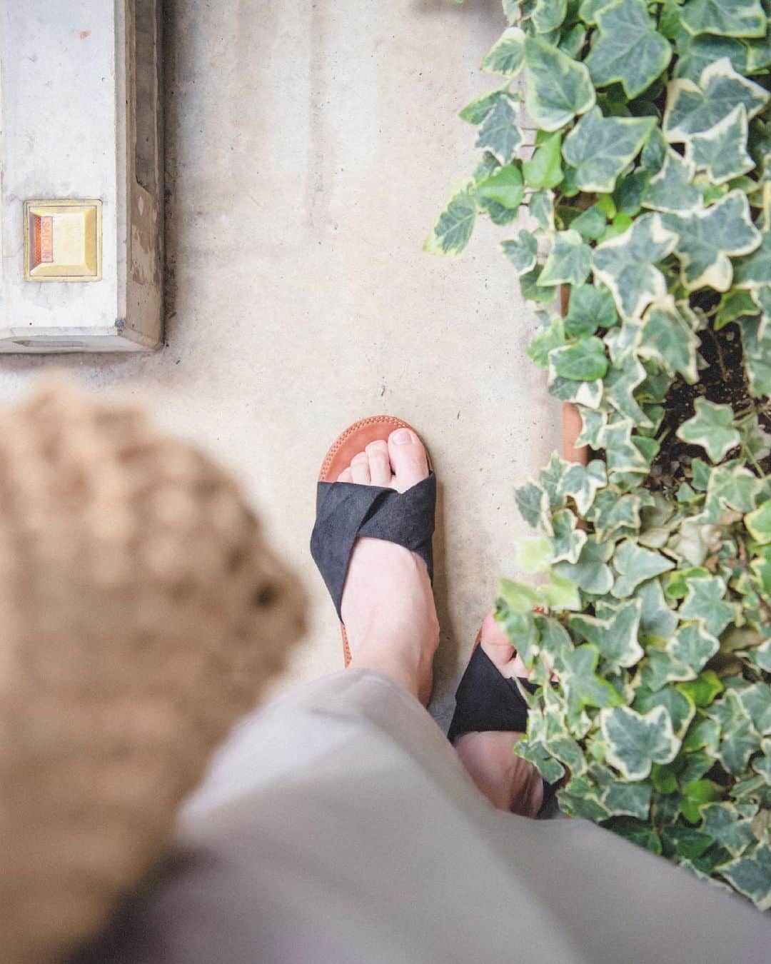 Kahoさんのインスタグラム写真 - (KahoInstagram)「. . . 着心地のいい服と靴をゆるっと着て 窓を開けて風を感じながら車を走らせたい今日この頃。  曲はカントリーベアシアターの バケーションジャンボリーでお馴染みの On the road againです🐻  夏のドライブで聞きたくなる大好きな歌…🥰  服は帽子からサンダルまで 全部プチプチブランドさんです🙋‍♀️💕  サンダルは @uricca_official  ってブランドのなんだけど 履いた瞬間「これは絶対靴擦れしないやつ…！」 ってなるくらい足に馴染む素材で👡 たくさん歩く日におすすめです☺️  あ〜〜！ 旅したい〜〜〜！！！🥺✨✨  shoes: @uricca_official one-piece: @gu_for_all_  hat: @grl_official  #uricca#ウリッカ#プチプラ #プチプラコーデ #春夏コーデ#ドライブコーデ#低身長コーデ #大人コーデ#uriccaコーデ#152cmコーデ #フラットサンダル #フラットサンダルコーデ#drive #driver #PR#ootd#ontheroadagain #ontheroad」6月18日 11時19分 - kah05disney