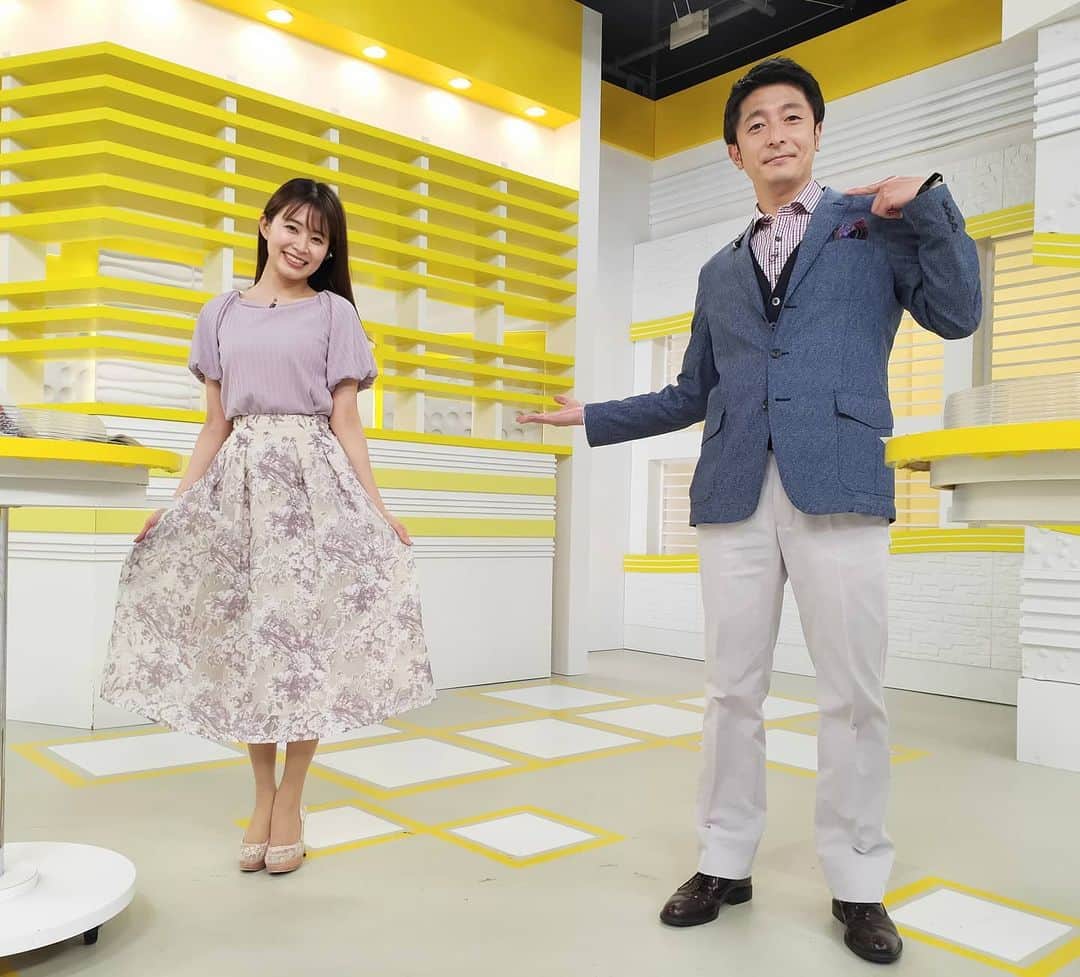 札幌テレビ「どさんこワイド朝」のインスタグラム：「きょう予定していたピックアップは、 ニュース拡大のため放送日を変更しました。 また放送日が近づきましたら告知します。  写真は、今週の大家アナと藤井アナの衣装です。 よく見ると同じ色が使われていたんです。 みなさん気付いてましたか…？ . . #どさんこワイド朝 #大家彩香 #藤井孝太郎  #衣装 #花柄 #チェック  #本番直前に撮りました」