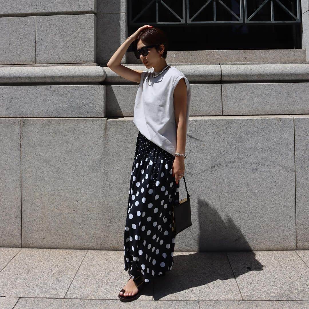正中雅子さんのインスタグラム写真 - (正中雅子Instagram)「⚪️⚫️⚪️  久しぶりにドットスカートを作ってみました☺︎  新鮮♡  大きいのと小さいのをアシメに配置してデザイン。  1枚で華やか&蒸し暑い日には涼しくて快適！オールシーズン使えるアイテムです！  イージーケアで夏に👍  #MACHATT #masaco服」6月18日 12時21分 - masacoshonaka