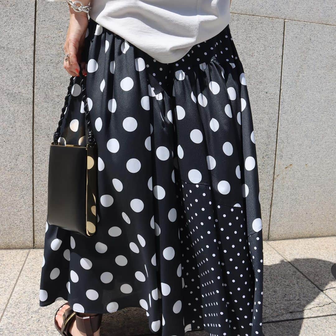正中雅子さんのインスタグラム写真 - (正中雅子Instagram)「⚪️⚫️⚪️  久しぶりにドットスカートを作ってみました☺︎  新鮮♡  大きいのと小さいのをアシメに配置してデザイン。  1枚で華やか&蒸し暑い日には涼しくて快適！オールシーズン使えるアイテムです！  イージーケアで夏に👍  #MACHATT #masaco服」6月18日 12時21分 - masacoshonaka