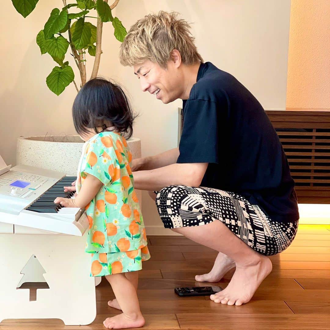 田村淳のインスタグラム：「朝のセッション 次女のルヴィとピアノセッション♡ 共に弾けませんwでもセッション^_^ 鍵盤を押すと音が鳴るたびに おおおっ！って顔で見てきます。 そのあとニターッとします😄  #ピアノ #セッション #寝起き #1歳児  #1歳  #お誕生日おめでとう」