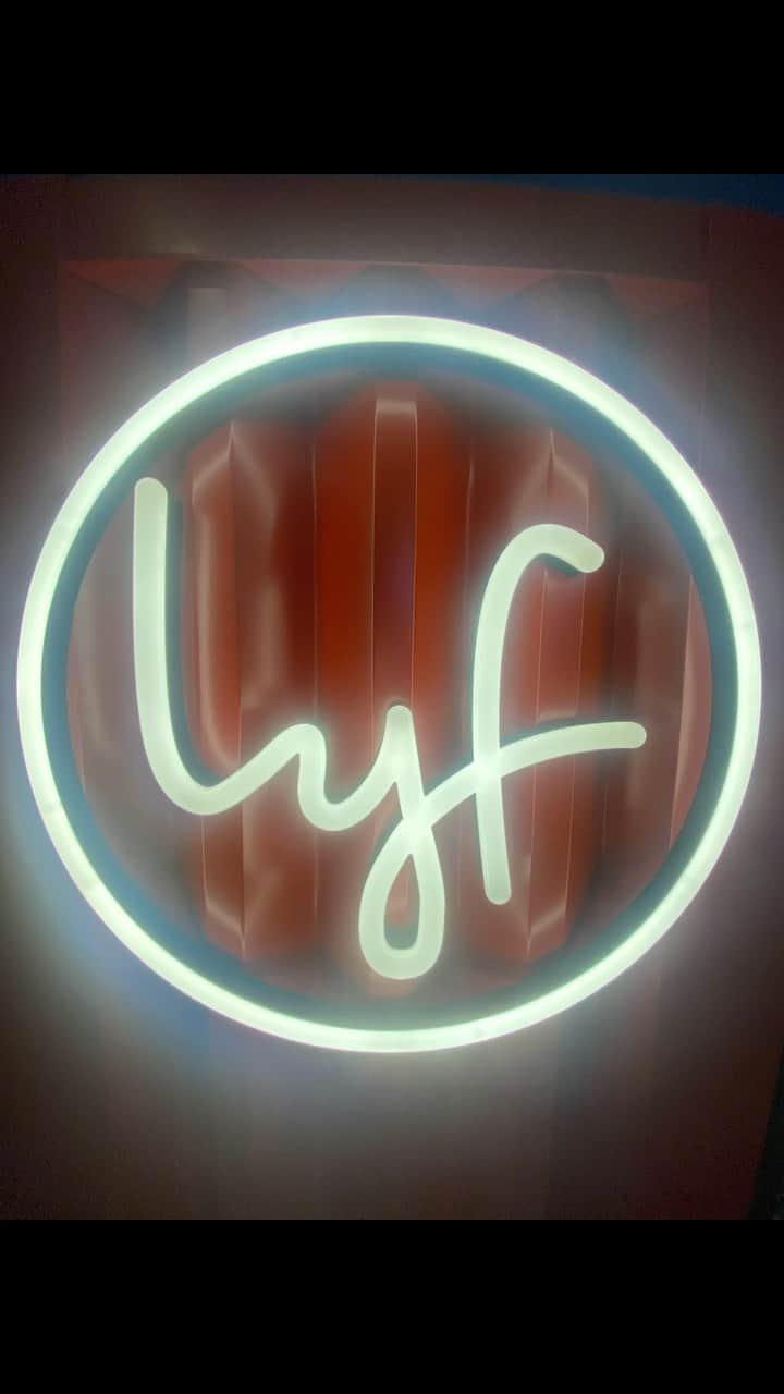 原田デイビッドのインスタグラム：「福岡に新しくできたホテル 、lyf Tenjin Fukuoka（ライフ天神福岡）@live.lyf.here にとまりにいきました！ 日本初上陸の、コリビングホテルだよ！ コリビングは日本語だと共生っていういみみたい🤗  コリビングできるようなキッチンとかシェアスペースがめちゃじゅうじつしてる！ live-work-play（暮らす・働く・遊ぶ）がここでぜんぶできちゃうよ😄  オシャレで可愛くってたくさん写真撮りたくなっちゃうね！遊ぶスペースもたくさんあって楽しい！🤩  ホテル開業記念のセールもやってるみたい🏃  https://www.lyfbyascott.com/ja/offers/opening-promotion-at-the-new-lyf-tenjin-fukuoka.html   #livelyfhere #lyftenjin #lyfスタイル #ライフ天神福岡 #PR #travel #traveler #hotel  #traveljapan #トラベル #トラベラー #ホテル #旅行 #オシャレ #lifestyle #fukuoka #福岡」