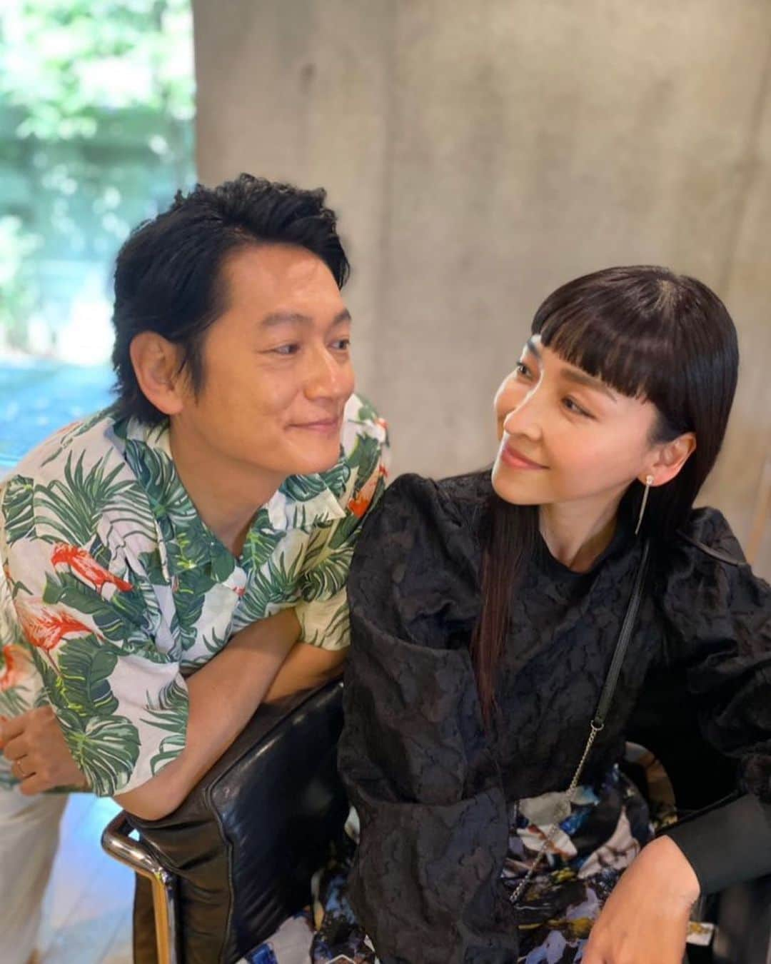 井浦新さんのインスタグラム写真 - (井浦新Instagram)「最多共演女優のあそーさん。20代30代と、その時にしかできない表現を一緒に演ってきたけれど、40代で二人で一役を演れるなんて、真新しいこと尽くしで最高に楽しかった！互いに俳優を続けていく限り、その時その時の最高をまた切磋琢磨し続けていけたらと願っています。あそーさん。ありがとう！ #あのキス #今夜最終回 #あのキス写真部 #オフショ狂い出し祭り開催」6月18日 22時14分 - el_arata_nest