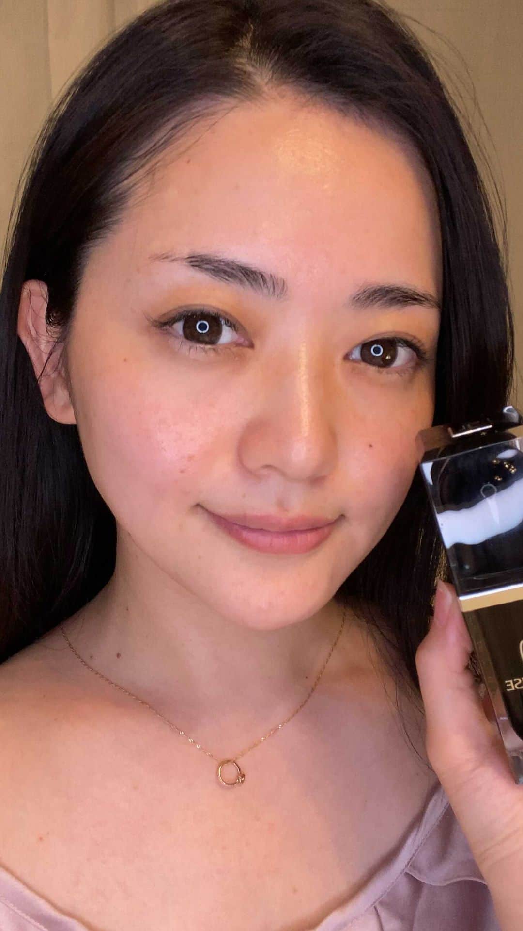 山口愛実のインスタグラム：「ご存知でしたか？日本で流通しているヒト幹細胞コスメはほとんどが脂肪由来か植物由来🙀 このイルミライズは本物のさい帯由来‼️だからしっかり人の細胞の鍵穴（レセプター）にマッチして肌を活性化してくれるはず  と言うわけで今日から1本使い切るまで37歳すっぴん無加工でレポートしてみたいと思います✨✨  @illumirise_official  #illumirise #イルミライズ #ヒト幹細胞美容液 #アラサー美容 #美容好きな人と繋がりたい  #アンチエイジング  #37歳 #37歳ママ #ママ美容 #すっぴん #無加工  #美容液   ILLUMIRISEでは 今日から今月末までの 1万円分クーポンが配布‼️ 普段1万4千円の美容液が今だけ4千円で買えちゃいます だから試すなら今🥺  詳しくはイルミライズ公式HPをご覧下さい  https://illumirise.jp/products/」