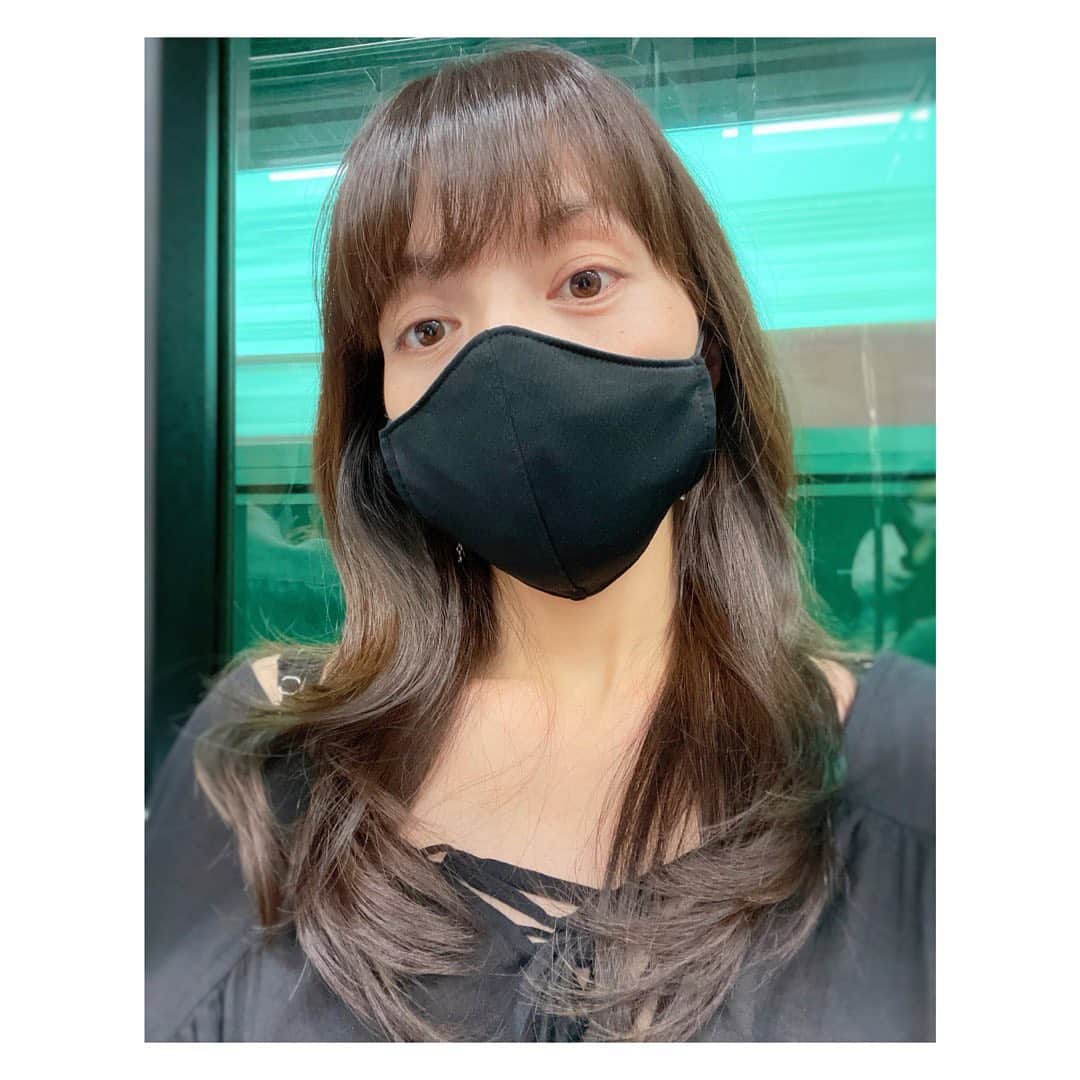 笹峯愛のインスタグラム：「重い腰を上げて 3ヶ月ぶりにカラーリングへ行きました。  黄色に近い茶髪は やはりいただけない←限界を超え過ぎ  伸ばし放題の髪も 扱いづらく  次の撮影に支障をきたす…と ずーっと思っていたのですが  ようやく  よっこいしょ！！と気合い入れました。  細いけど大量の毛髪も かなりすいてもらい 色も落ち着いて、艶も戻りました。  誰もがやっている事だけど カラーもカットも美容師さんの技術で 本当違いますよね。  頭皮も髪も 若い時には思いもしなかった 問題が多々出てくる中  大人の悩みに対応する技術を持った 美容師さんに救われております。  #髪 #細い けど#多い #艶 欲しい #切れ毛 やばい」