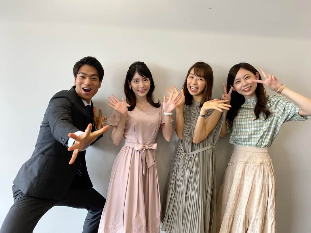 フジテレビアナウンサーさんのインスタグラム写真 - (フジテレビアナウンサーInstagram)「2年目の德田です！  ついに、待ちに待った後輩たちがアナウンス室に やってきました！  新人紹介最終日の今日は、 貴重な4ショットでお送りします🌸  お笑い好きのムキムキ系男子、山本くん 新人離れした落ち着きを持つ竹俣さん 盛り上げ上手でユーモア溢れる小室さん この春上京、青森からやってきた小山内さん  それぞれの個性がピッカピカに光っています！ これから一緒に仕事をするのが楽しみです😄  元気いっぱいな新人4人、一生懸命頑張りますので これから何卒よろしくお願いいたします！  (写真撮影時のみ、マスクを外しております。)  #フジテレビ新人アナウンサー #山本賢太 #竹俣紅 #小室瑛莉子 #小山内鈴奈」6月18日 22時34分 - fujitv_announcer