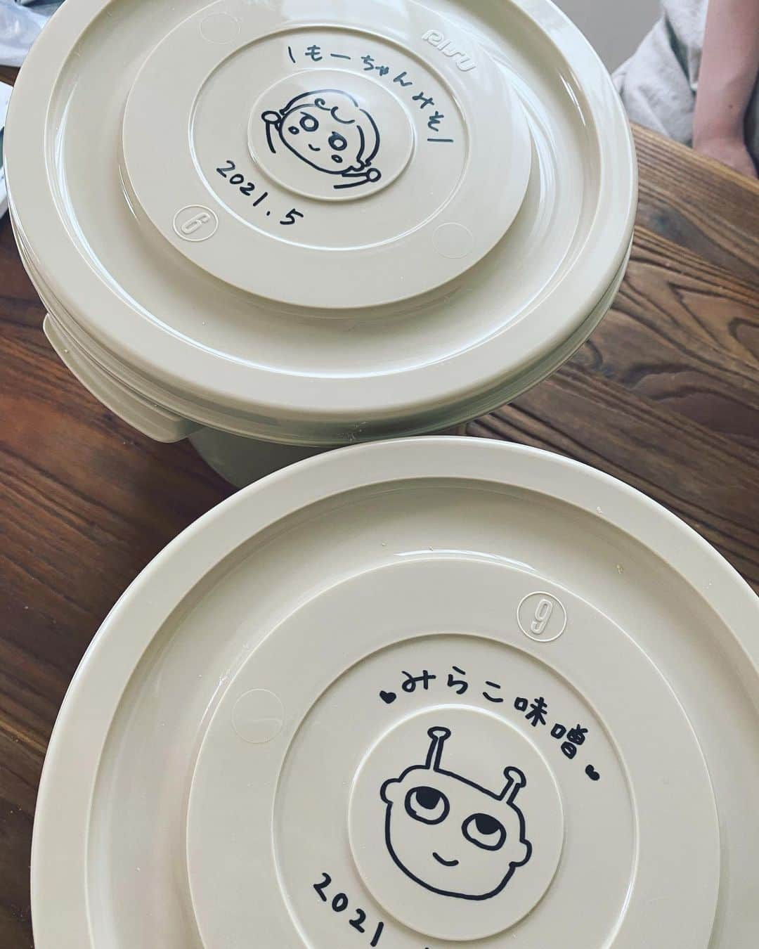 筧美和子さんのインスタグラム写真 - (筧美和子Instagram)「手作り味噌仕込んだよ🟤 できるの楽しみ〜！  詳しくはYouTube見てみてね〜🧏🏻‍♀️ #miracorauchu」6月18日 22時43分 - miwakokakei