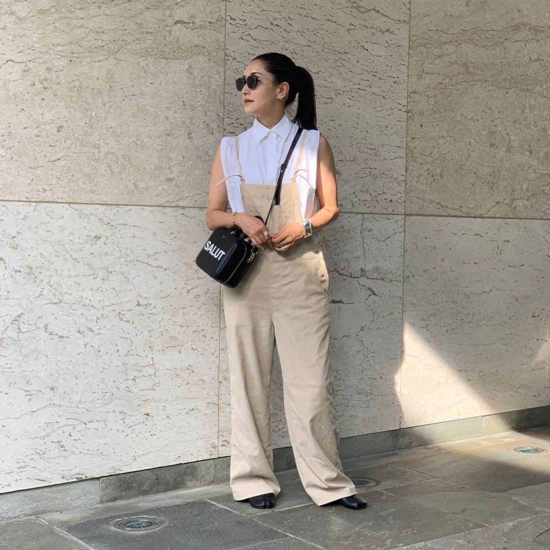 亀恭子のインスタグラム：「夏日でしたね。  久しぶりに購入したサロペット。  細い肩紐や薄手の素材感 〝華奢〟なアプローチが 大人でも無理なく着れる。  ヘルシーにカットソー合わせも好きだけれど、  今日は第一ボタンまで止めたシャツで、good girlに。  あ、私girlじゃなかった…  today's… #fashion #ootd #kkstyle #tokyo #kamescloset #shirt &#shoes #maisonmargiela #overalls #johnbull #bag #michinoparis #summer #june」