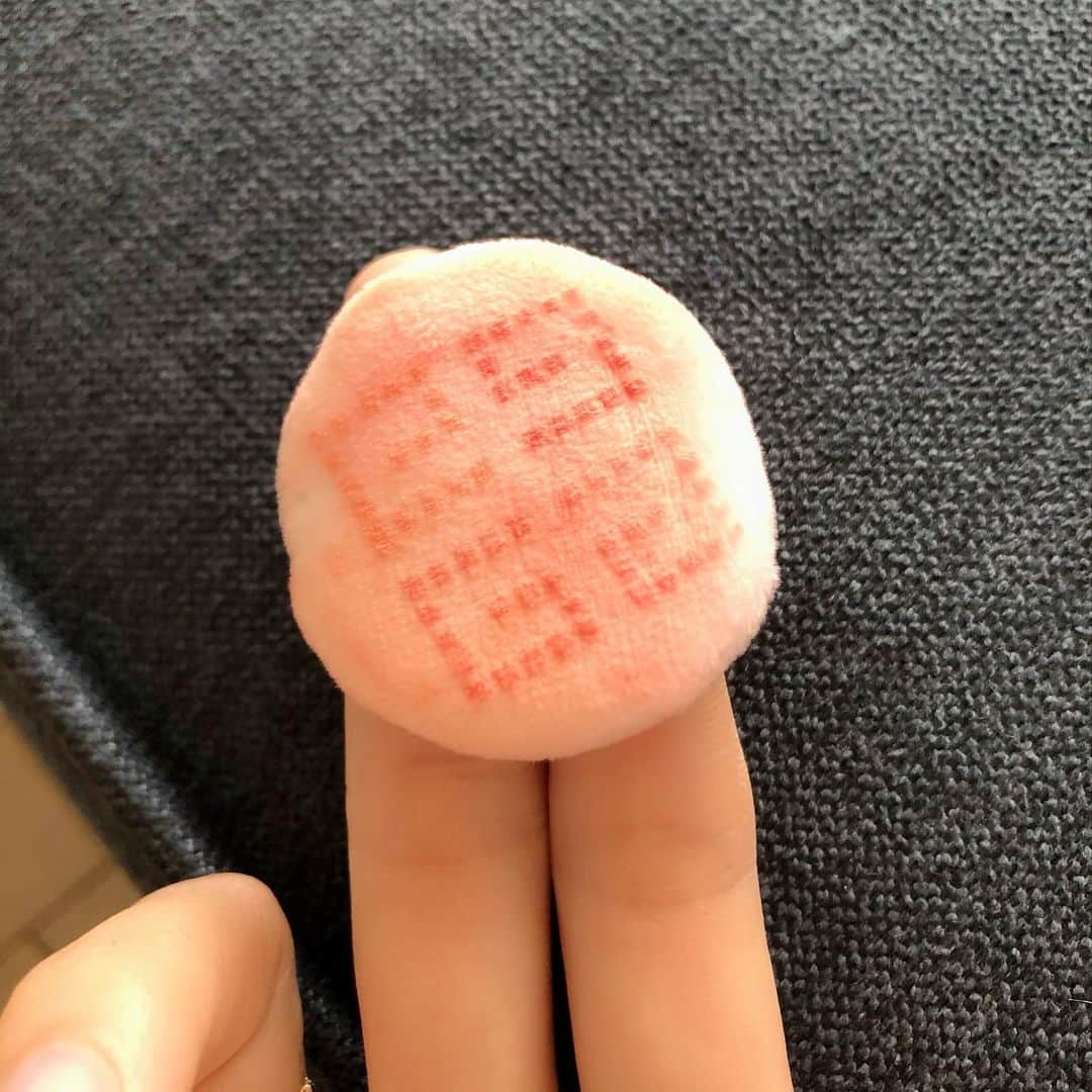 神田沙也加のインスタグラム：「ジバンシイのチーク可愛い。 パフにジバンシイがついてくる！ #givenchy」