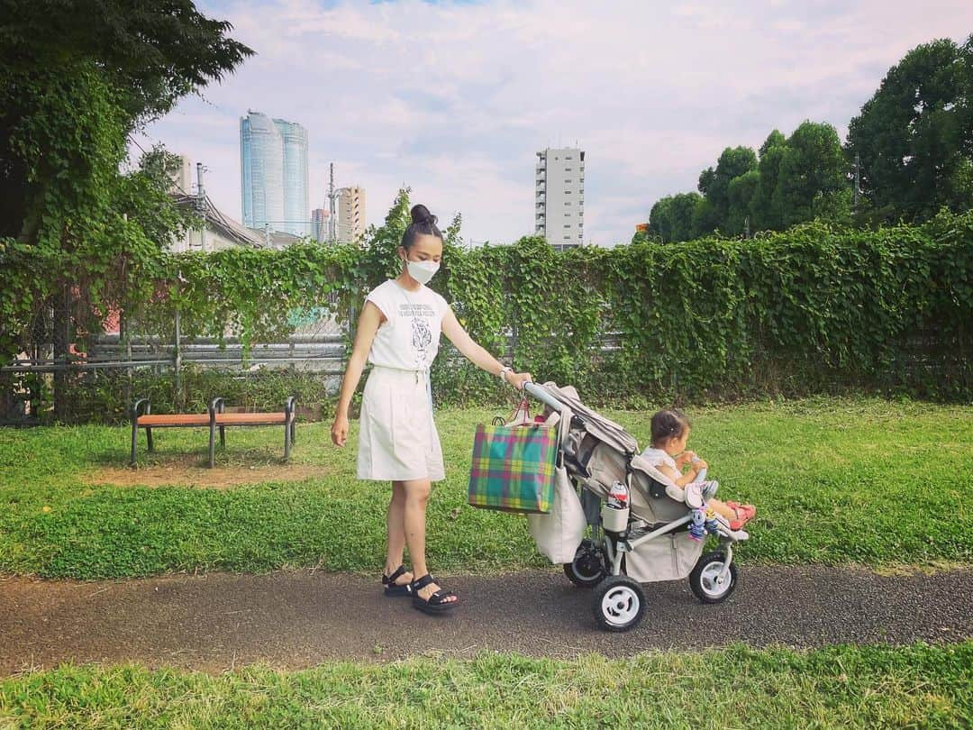 白石みきのインスタグラム：「今日も沢山歩きました♪🚶‍♀️  明日からはしばらく梅雨空かなぁ。 そんな中でも、私たちなりの楽しみ方を探していきたいな。  1週間お疲れ様でした♡  Have a nice weekend💕  #お散歩 #ママコーデ #outfit #shinzone #少し前にやっと寝た娘さん#お昼寝タイミングズレると夜寝ない🤣#1歳4ヶ月#1週間が早すぎて焦る🤣」