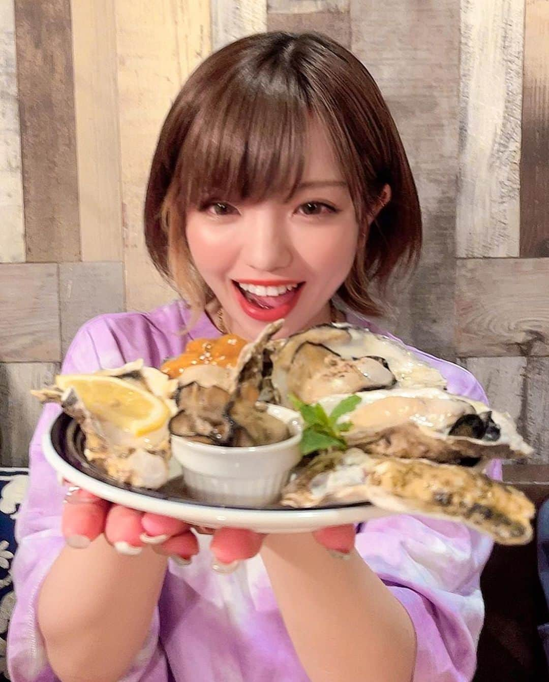 みきでりさんのインスタグラム写真 - (みきでりInstagram)「˗ˏˋ˗ˏˋ「牡蠣は飲み物」ˊˎ˗ ˊˎ˗ 昨日、ノンアル営業中の @umibal.shinjuku で 軽くご飯してきたよ〜💗🐚 のび〜〜るチーズのピザも アンチョビキャベツもチーズケーキも 牡蠣の盛り合わせも美味しかった♥︎ 今回は食べれなかったけど、 メニューに書いてあった激辛パスタ 「絶望パスタ」がめちゃくちゃ気になった🍝🌶ww 激辛のもの大好きだからね🥴❤️‍🔥 美味しいお店開拓楽しい〜っ！！  (てかどこで写真撮ってねんって感じだね笑) ㅤ ㅤ ㅤ ㅤ　 ㅤ ㅤ ㅤ ㅤ #umiバル #新宿ディナー #新宿グルメ #グルメ #グルメスタグラム #グルメ女子 #グルメ好きな人と繋がりたい #食べるの大好き #ディナー #美味しいお店 #美味しいご飯 #ご飯日記 #ショート #ショートヘア #ショートカット#ショートボブ #牡蠣 #ピザ #バル #ディナーデート #ユニセックスコーデ #tシャツコーデ #マーチン #厚底」6月18日 23時20分 - mikidelicious