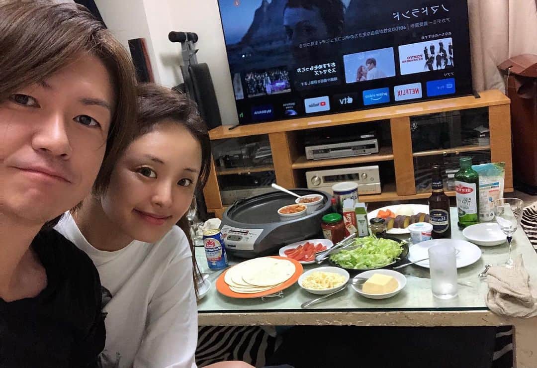 のインスタグラム：「夕飯は、タコス🌮☺️ タコパー さて、今日は夫婦でYouTube撮影です 行ってきまーす♪ #城咲仁  #加島ちかえ  #タコス #たこぱ  #夕飯」