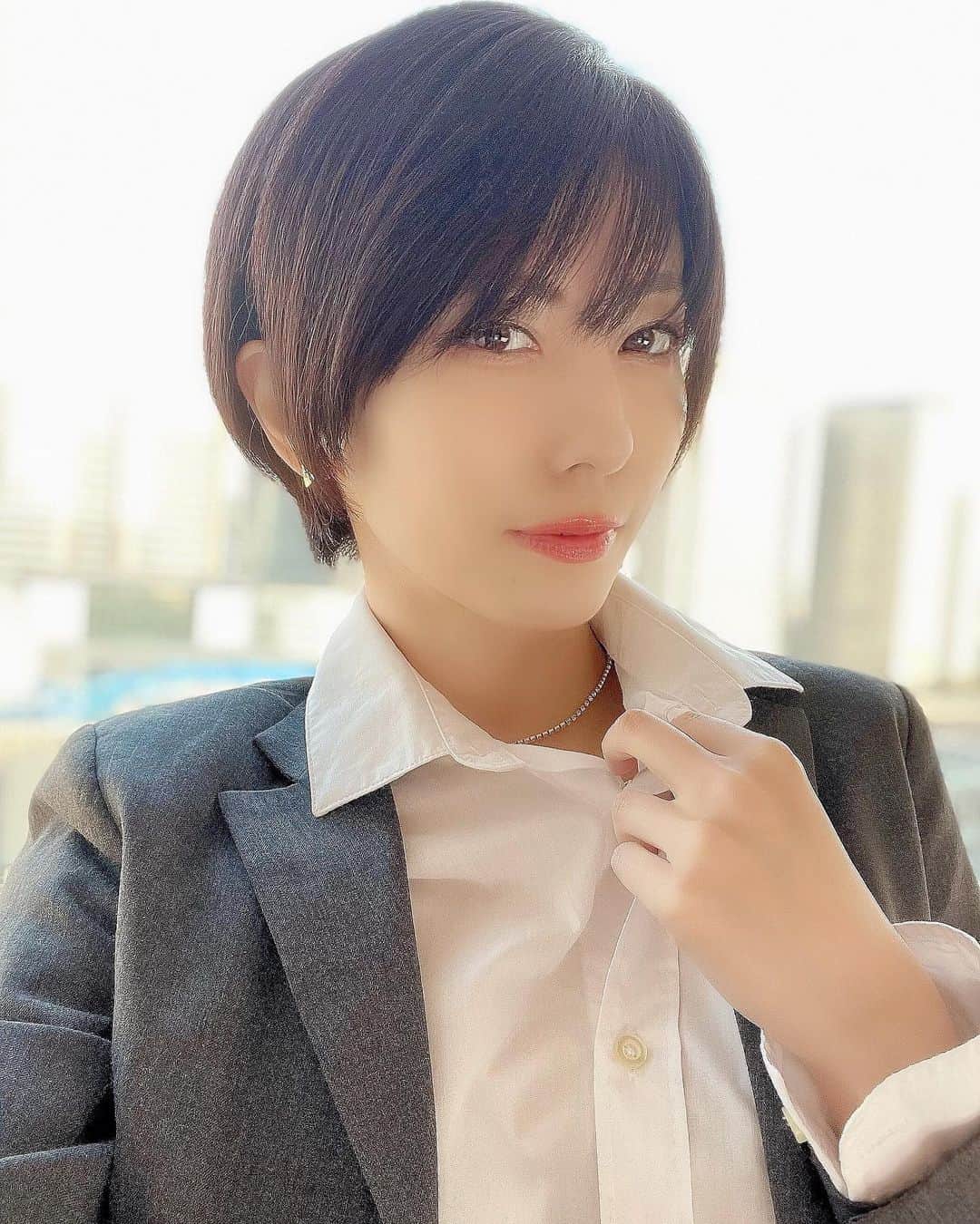 乃亜のインスタグラム：「❤︎ ・ ・ ・  #portrait #shotting #Japanesegirl #followme #selfie #ショートヘア  #自撮り #グラビア #被写体  #セクシーショット #スーツ女子  #乃亜 #インスタグラビア」