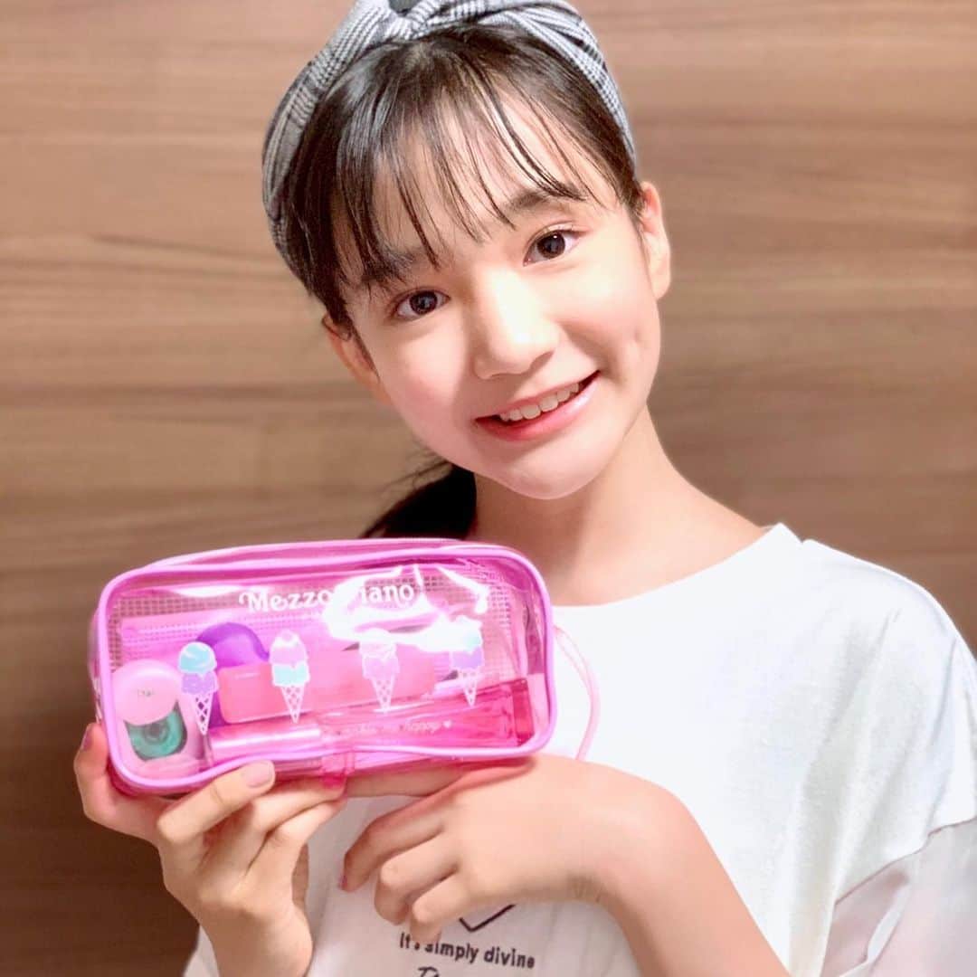 ニコ☆プチのインスタグラム：「サナのふろくの使い方😆 . .  ニコ☆プチ6月号付録 Mezzo piano juniorのペンポーチ💗💜💚💗 咲奈はペンケースはもちろん エチケットポーチとしても使ってるよ❣️ 可愛いだけじゃなくて、これを持ち歩いてるととっても便利で衛生的☺️💕 マスク😷の予備やアルコールスプレー、 濡らして使える紙石鹸🧼に歯磨きセットなど🦷🪥✨が入っています😍 みんなはどんな使い方をしてますか⁉️ . .  #ニコプチ #ニコプチふろく #プチモのふろくの使い方  #ニコプチふろくのある生活  #mezzopianojunior #メゾピアノジュニア #ふろく #石原咲奈」
