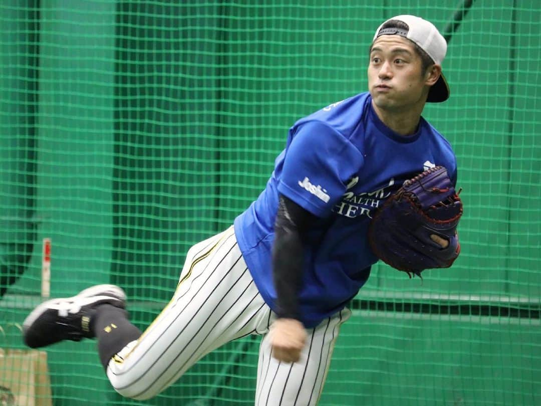 阪神タイガースさんのインスタグラム写真 - (阪神タイガースInstagram)「今日からリーグ戦が再開、甲子園で巨人との3連戦です！ 試合前練習の様子をお届けします！  #坂本誠志郎 選手#木浪聖也 選手#馬場皐輔 選手#原口文仁 選手#ジョンエドワーズ 選手  #医療従事者にありがとう   #阪神タイガース #挑超頂」6月18日 16時42分 - hanshintigers_official