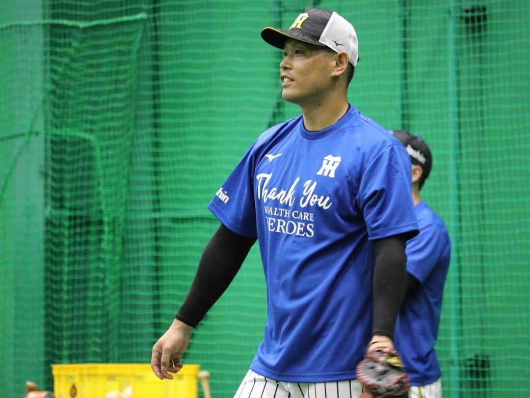 阪神タイガースさんのインスタグラム写真 - (阪神タイガースInstagram)「今日からリーグ戦が再開、甲子園で巨人との3連戦です！ 試合前練習の様子をお届けします！  #坂本誠志郎 選手#木浪聖也 選手#馬場皐輔 選手#原口文仁 選手#ジョンエドワーズ 選手  #医療従事者にありがとう   #阪神タイガース #挑超頂」6月18日 16時42分 - hanshintigers_official