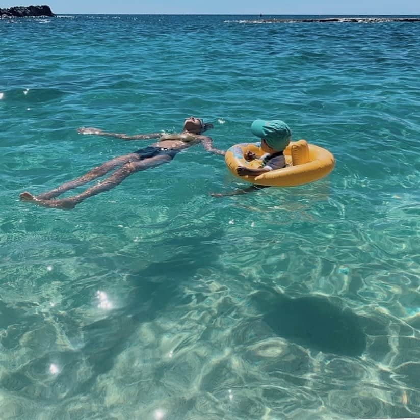 中川珠里さんのインスタグラム写真 - (中川珠里Instagram)「. ⁡ 恋しいハワイ。 海に行ったら必ず全身浸かりたいタイプ 写真はちょうど2年前の今頃です。 ⁡ ところで🐳 海用の日焼け止めの選ぶ基準ってなんですか❔ わたしは昔までウォータープルーフである事でした。 ⁡ でも3年前にハワイでは日焼け止め規制法が成立され  今年からは紫外線吸収剤「オキシベンゾン」と 「オクチノキサート」を含む日焼け止めの 販売・流通が禁止となりました。　  これは紫外線吸収剤がサンゴなど海の環境に ダメージを与えてしまう事が理由 ⁡ コパトーン The BLUEは紫外線吸収剤不使用のノンケミカル処方なのにSPF50+ PA++++ そしてウォータープルーフ 海にも優しく、肌の事も考えられています❕ ⁡ 日常と海用での日焼け止め 環境を考え使い分ける事 これって地球の為にも簡単にできることです✨ ⁡ ぜひこれから購入の際はこの事を考えてみてください😌 ⁡ @taisho_beauty #コパトーン#日焼け止め#ノンケミカル #石鹸落ちUVケア#海フォト#コパトーン_PR」6月18日 16時57分 - juri1104