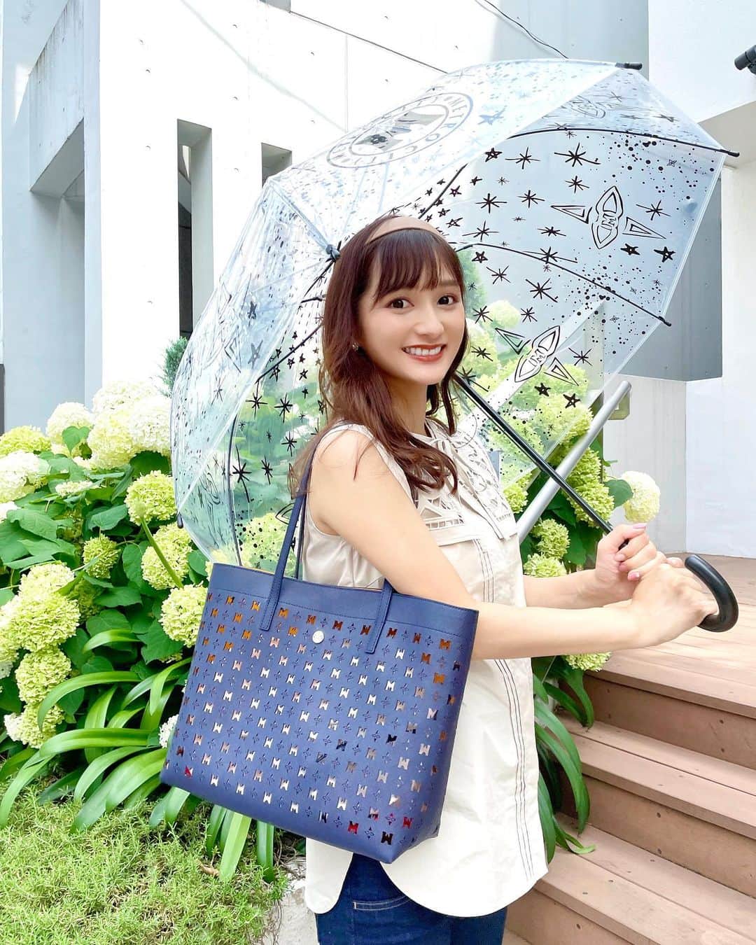 加藤瑠美さんのインスタグラム写真 - (加藤瑠美Instagram)「これから大活躍してくれそうな傘☂️🤍 丸っこい形が可愛くて、雨の日も楽しみになっちゃうね！ 傘もバッグもメトロシティのものです💠 バッグは丈夫なのに軽くてとっても使いやすいよ🎵  tops @mystrada_official #mystrada  bag & umbrella @metrocity.japan #metrocity   #METROCITY#METROCITYMilano#mf2200#newin#bag#japanesegirl#メトロシティ#バッグ#お散歩#東京ママ#生後8ヶ月#男の子ママ#男の子ベビー#傘#雨の日コーデ」6月18日 17時12分 - katorubi