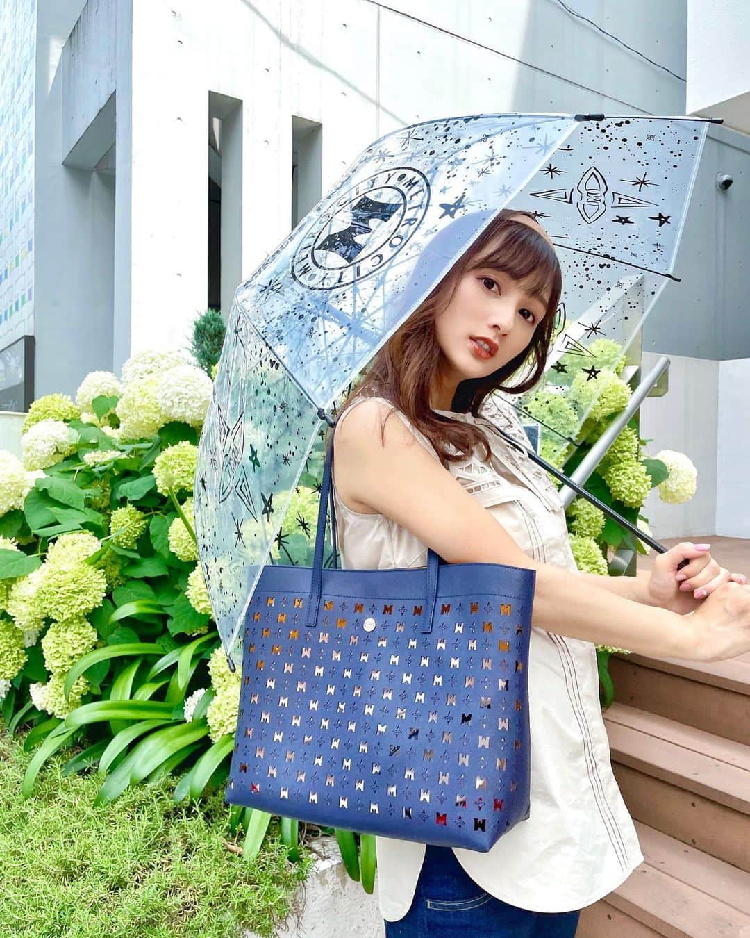 加藤瑠美さんのインスタグラム写真 - (加藤瑠美Instagram)「これから大活躍してくれそうな傘☂️🤍 丸っこい形が可愛くて、雨の日も楽しみになっちゃうね！ 傘もバッグもメトロシティのものです💠 バッグは丈夫なのに軽くてとっても使いやすいよ🎵  tops @mystrada_official #mystrada  bag & umbrella @metrocity.japan #metrocity   #METROCITY#METROCITYMilano#mf2200#newin#bag#japanesegirl#メトロシティ#バッグ#お散歩#東京ママ#生後8ヶ月#男の子ママ#男の子ベビー#傘#雨の日コーデ」6月18日 17時12分 - katorubi
