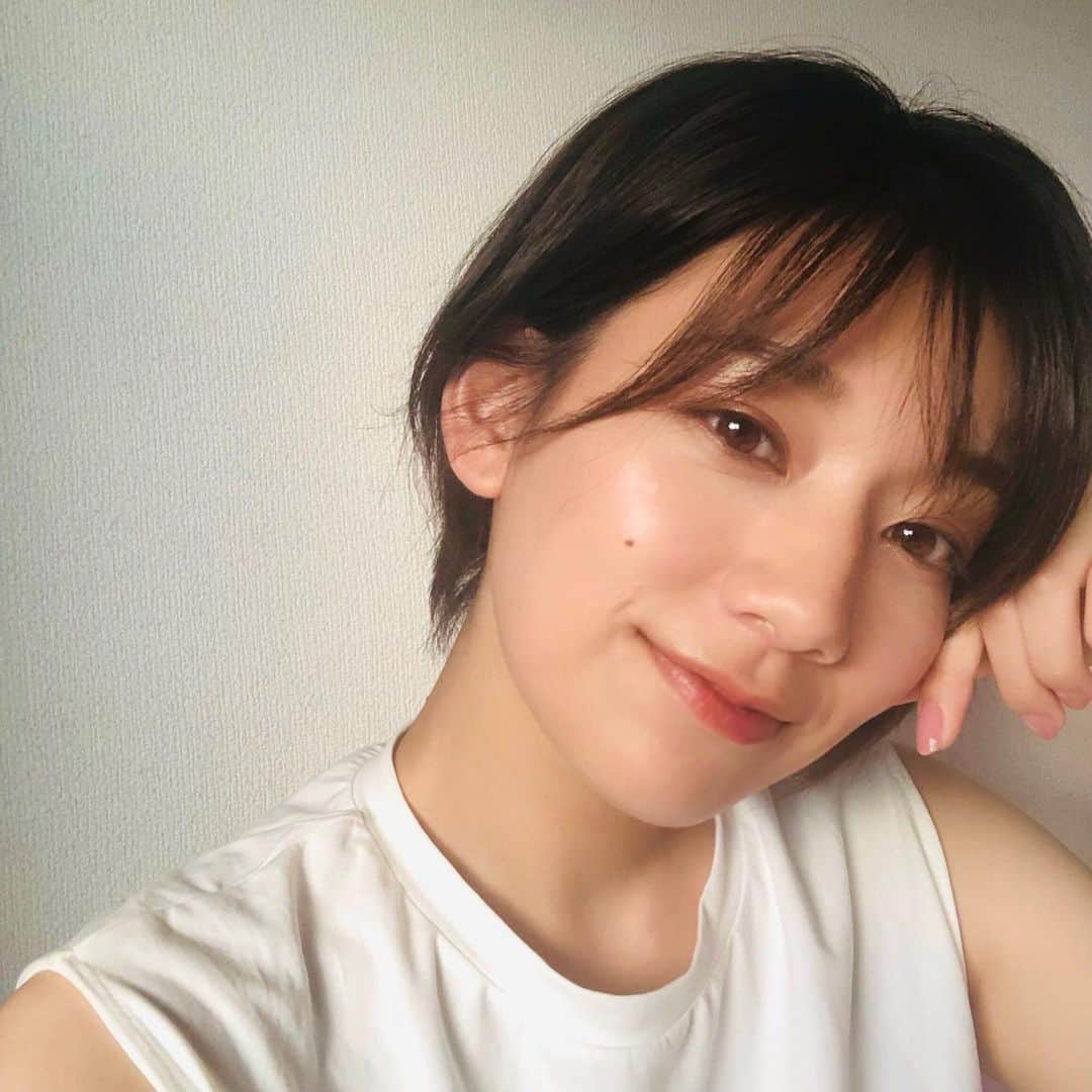 佐藤美希さんのインスタグラム写真 - (佐藤美希Instagram)「アイシャドウがどタイプすぎてヘアメイクさんと絶賛してた👀 ツヤ感発色最高！かわい♡ ⁡ #分かりやすい写真は #LINEBLOGを見てね #髪色暗くしました #せっきーありがと☺️ #今回のオーダー #雑誌見ながらこれとこれの間くらいの色味で #いつも曖昧 #毎度スペシャルカラー #instagram」6月18日 17時10分 - satomiki0626