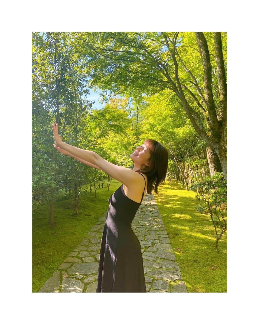 山本ソニアのインスタグラム：「Bonjour 🍃  朝起きて自然の中に飛び込める環境が理想だな〜」