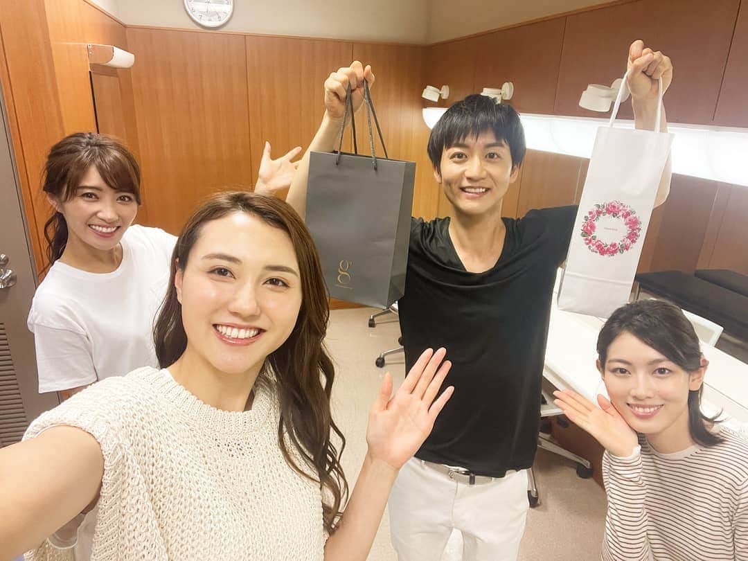 TBS「はやドキ！」のインスタグラム：「火曜日メンバーでも 山本さんの誕生日のお祝いをしました🎉🎁 ⁡ 喜んでもらえたようでよかったです！ ⁡ ⁡ ＊撮影時だけマスクを外しています。 ⁡ #はやドキ #火曜メンバー #お誕生日 #ハッピーバースデー #山本匠晃 #山形純菜 #中西悠理 #アナウンサー #久保井朝美 #気象予報士 #tbs」