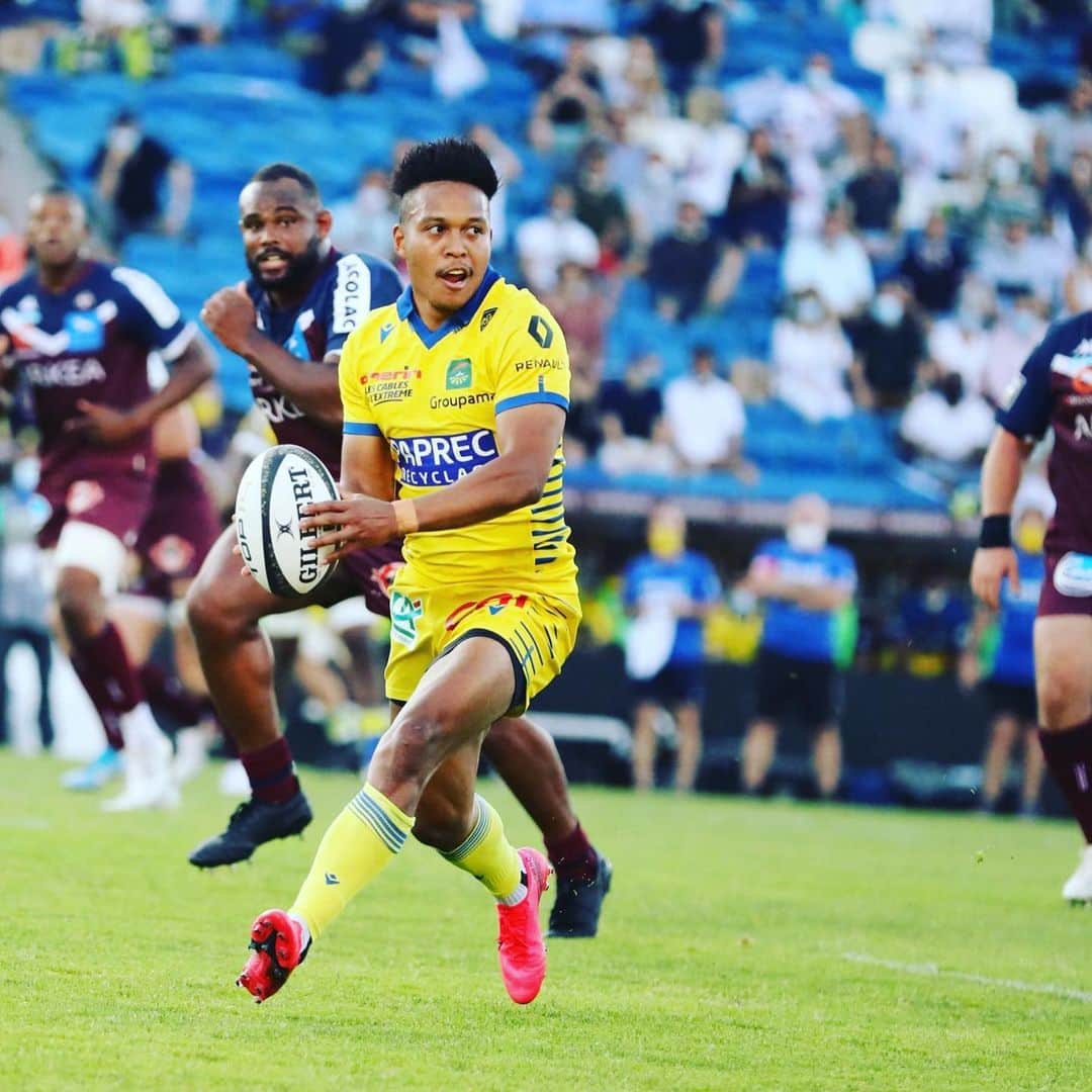 松島幸太郎のインスタグラム：「It was a challenging season for me coming to the new place new club but people around me helped me a lot🙏🏽 We will come back stronger next season and looking forward to see all packed stadium with the fans💪🏽  新しい国、新しいクラブで年間通して試合するのは大変で難しかったけど、みんなのサポートのおかげで頑張る事ができました！ 27試合も出て身体はきつかったけど楽しかった😊 来シーズンはもっと強くなって、ファンがいっぱいのスタジアムで試合したいですね🏃🏽  髪染めたのは、移籍する選手がやろうって言われて断れなかったのでやりました🤣 もう2度としないと思います。笑  #asm」